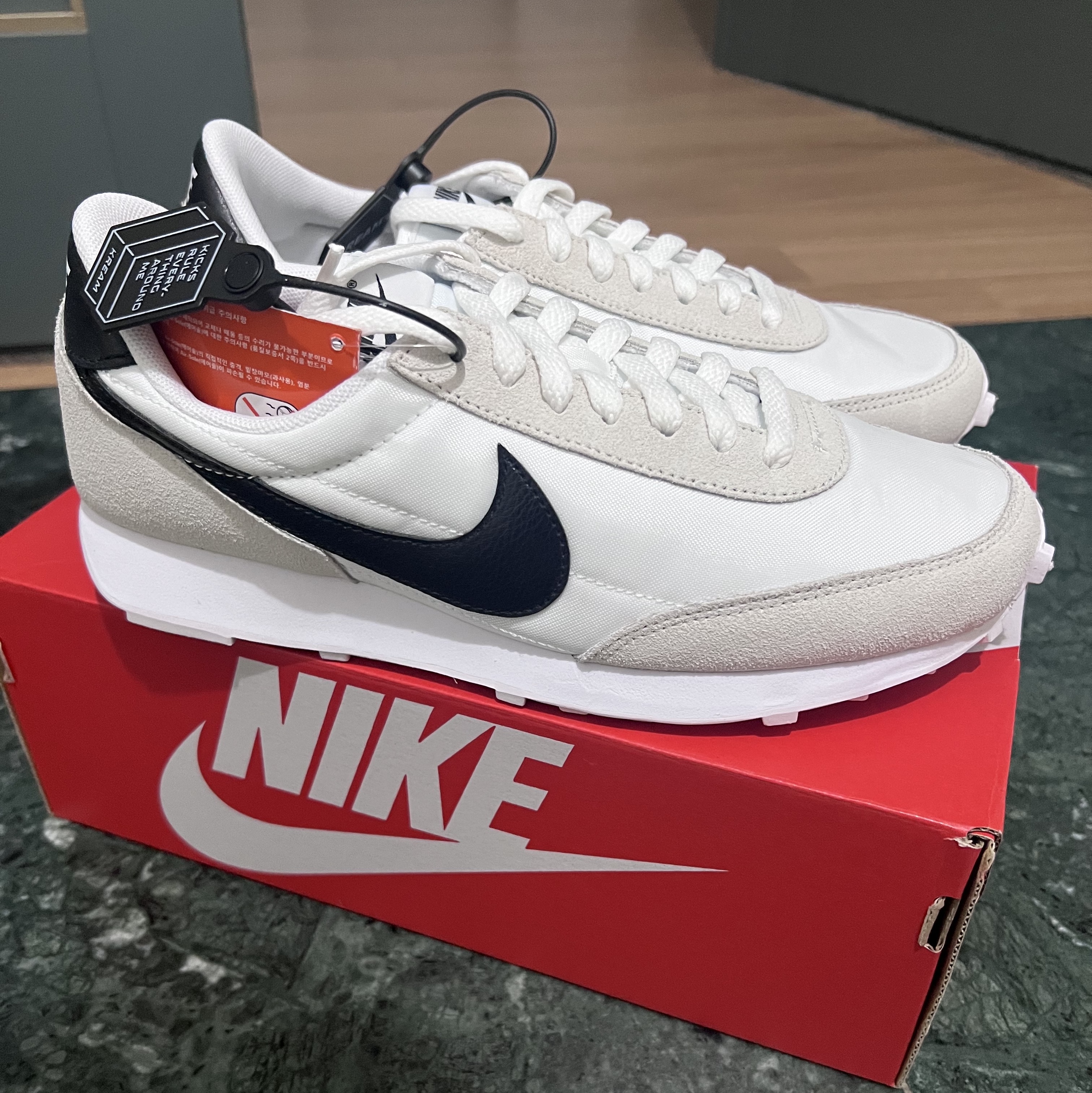 (W) Nike Daybreak Summit White Black 착용 스타일 - 2