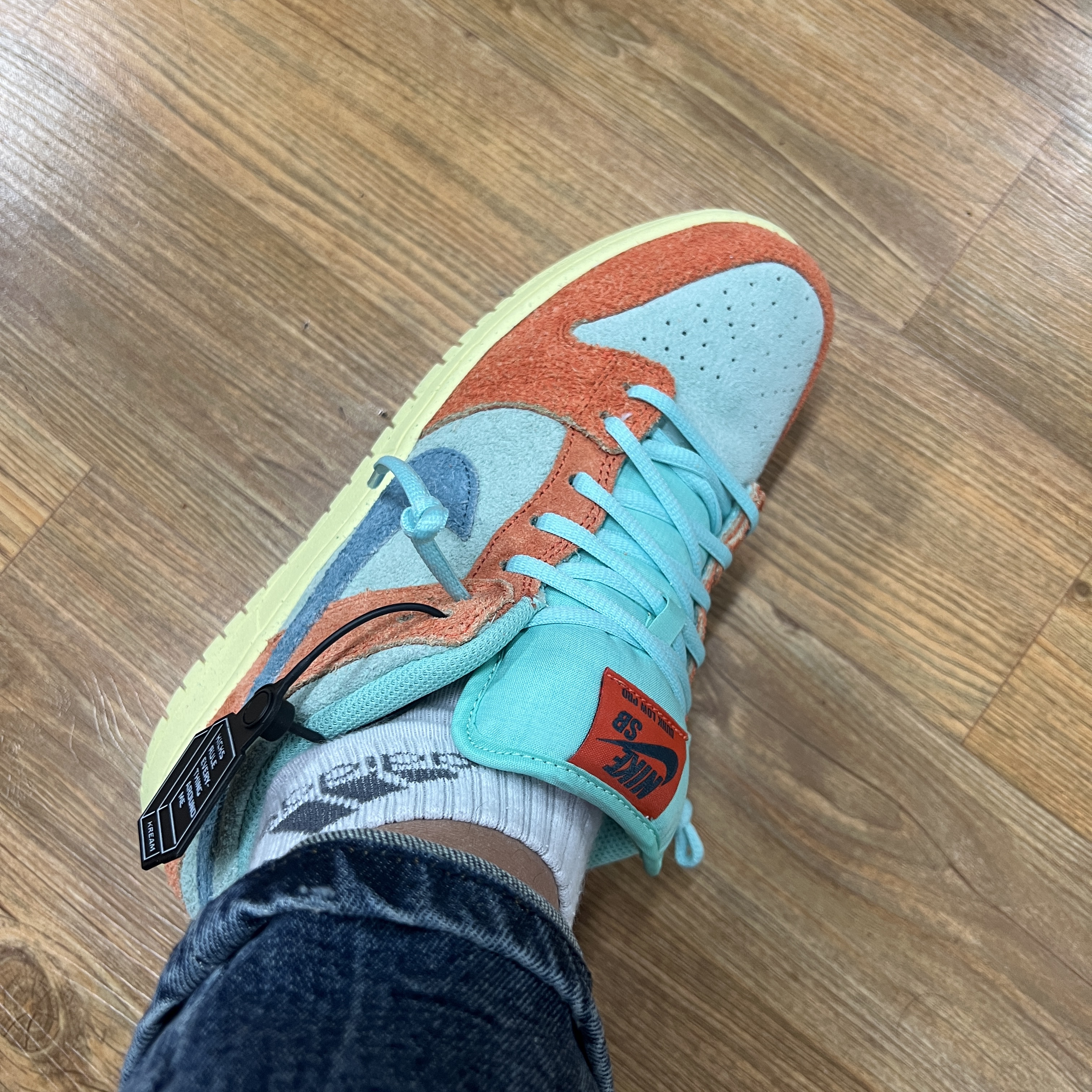 Nike SB Dunk Low Pro Premium Orange and Emerald Rise 착용 스타일 - 2