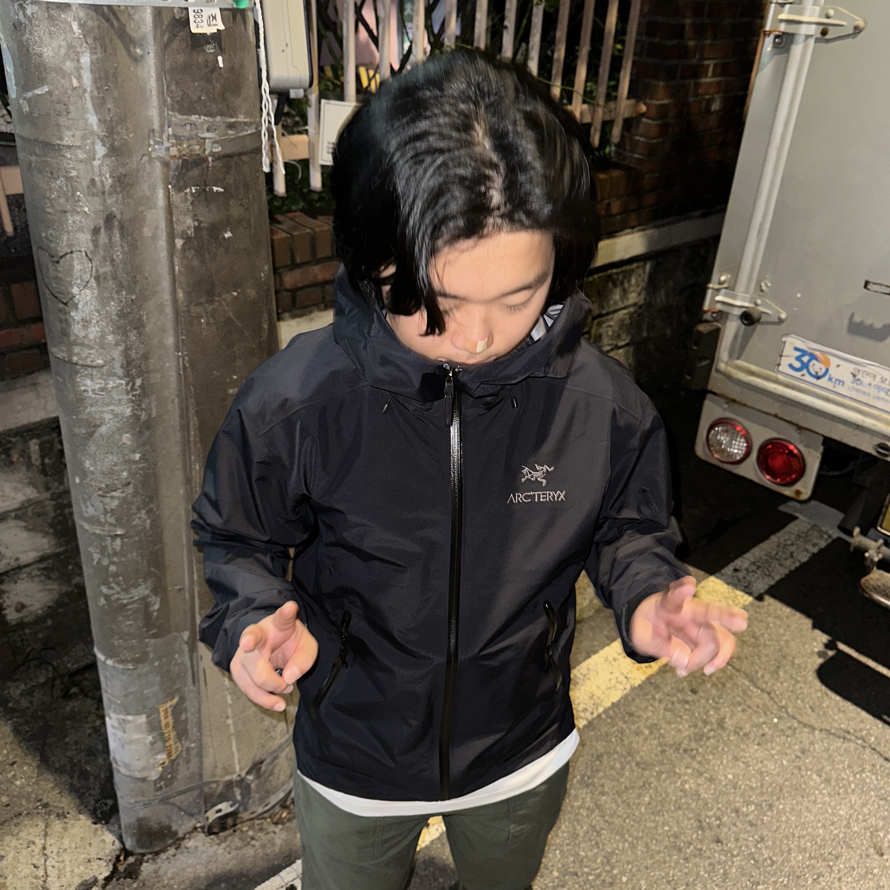 Arc'teryx Beta LT Jacket Black 착용 스타일 - 1