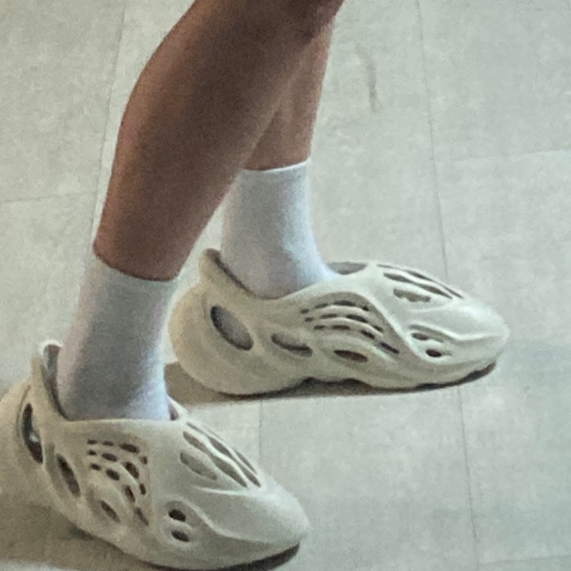 Adidas Yeezy Foam RNNR Sand 착용 스타일