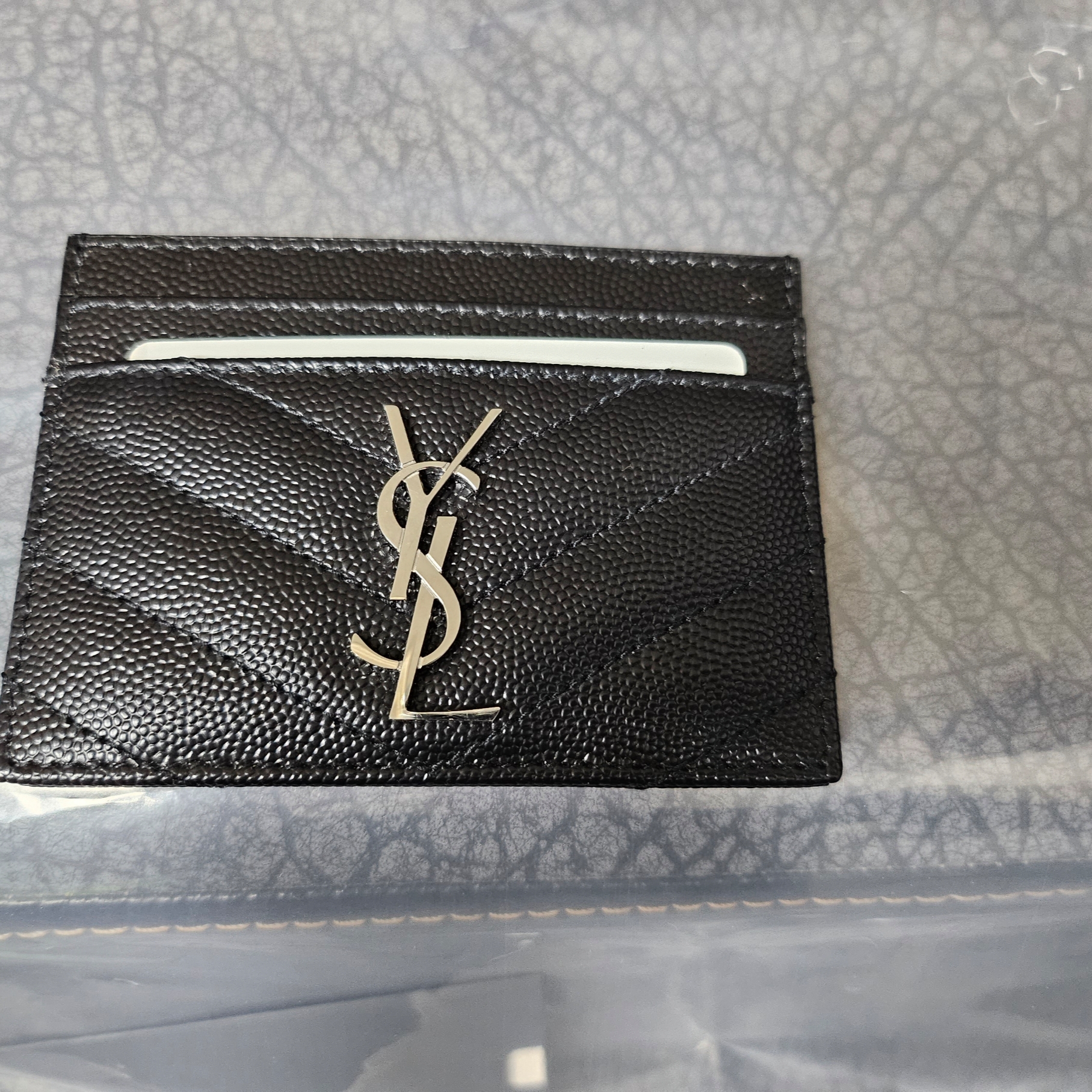 Saint Laurent Cassandre Matelasse Card Case in Grain De Poudre Embossed Leather Black 착용 스타일 - 1