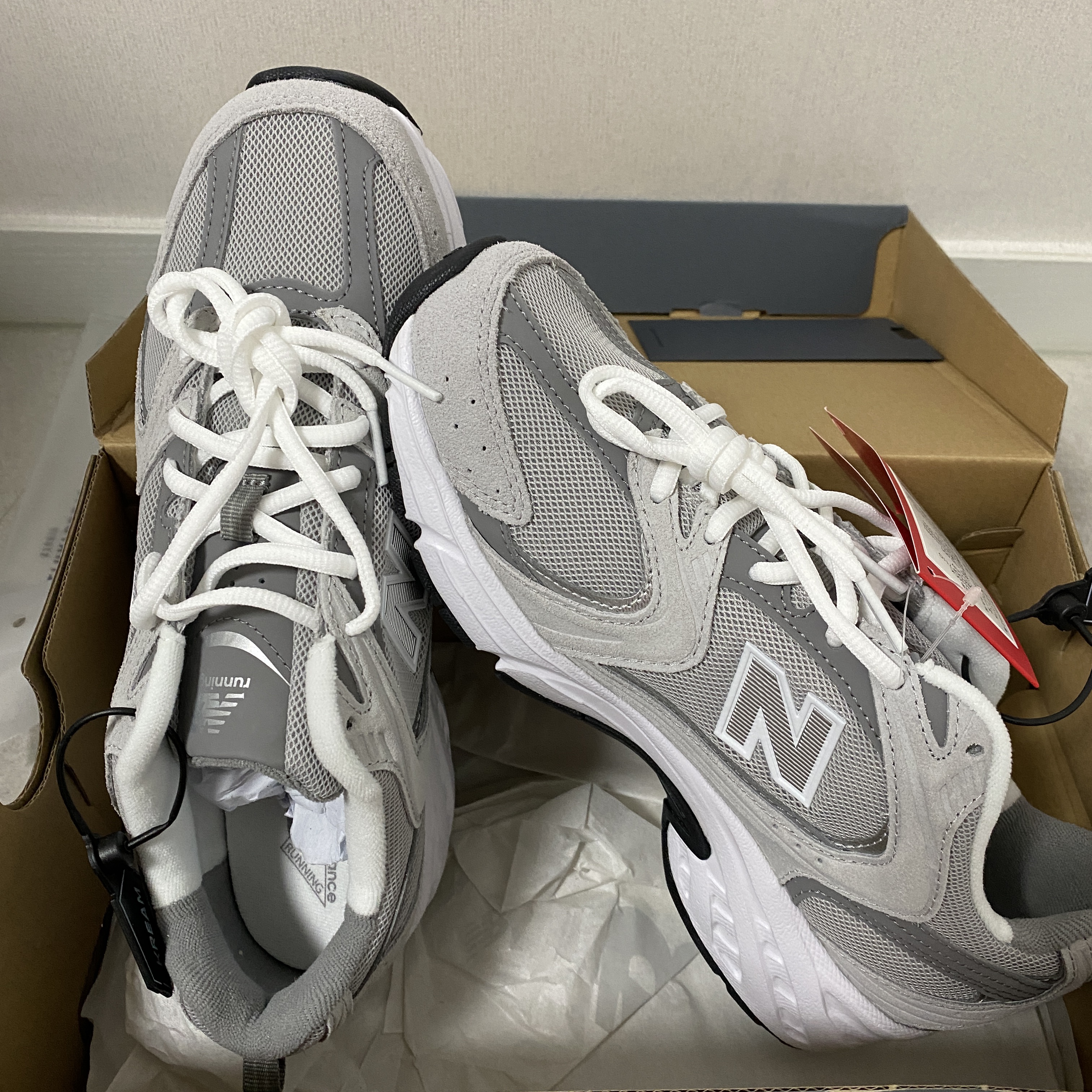 New Balance 530 Grey 착용 스타일