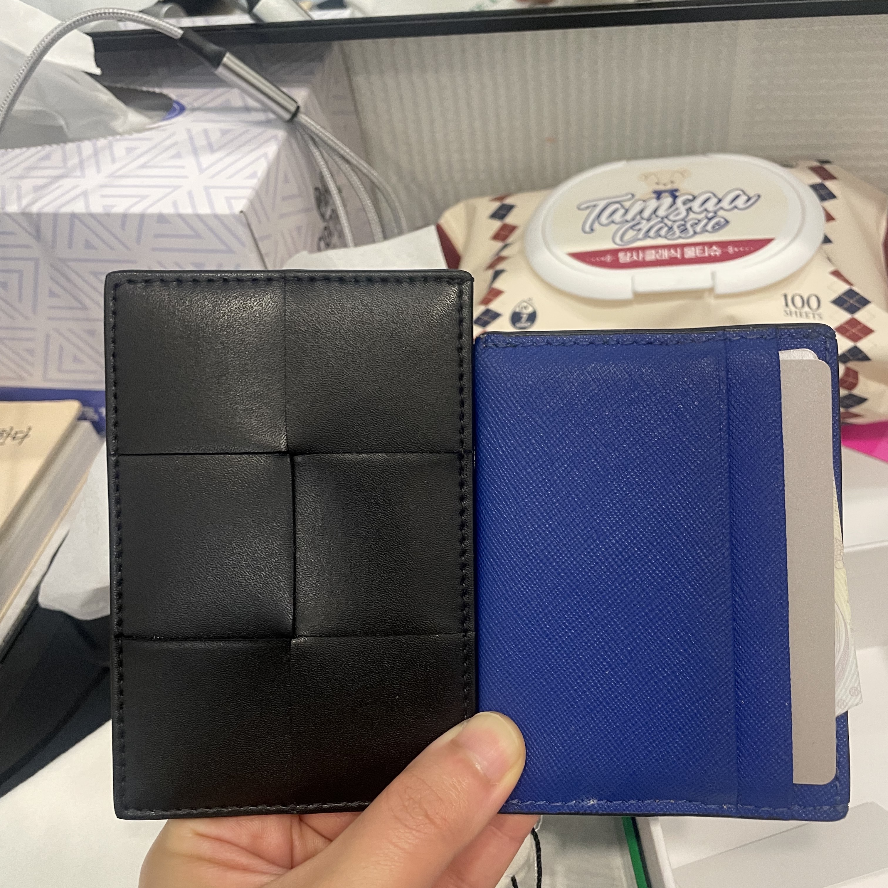 Bottega Veneta Credit Card Case Calfskin Black 착용 스타일 - 2