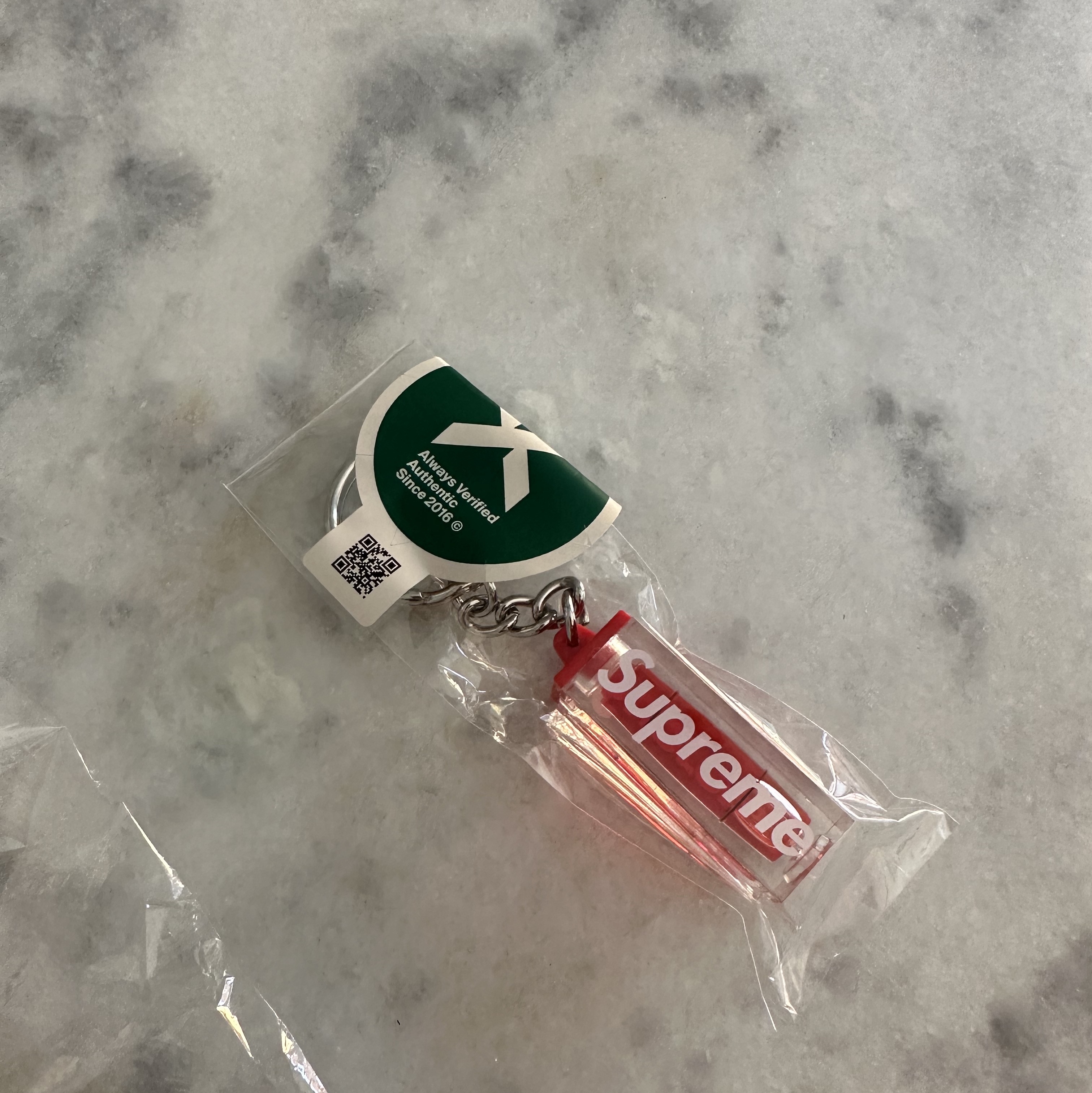 Supreme Level Keychain Red - 18FW 착용 스타일 - 2
