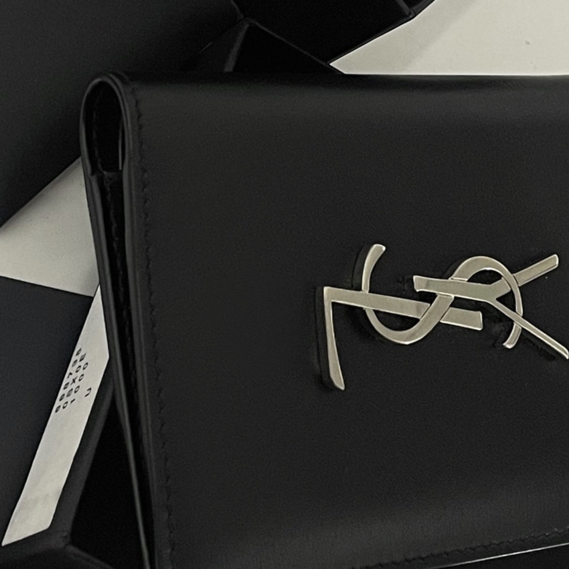 Saint Laurent Silver Monogram Credit Card Wallet in Smooth Leather Black 착용 스타일