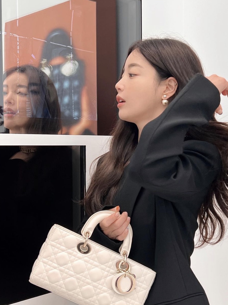 Dior Medium Lady D Joy Bag Cannage Lambskin Latte 착용 스타일
