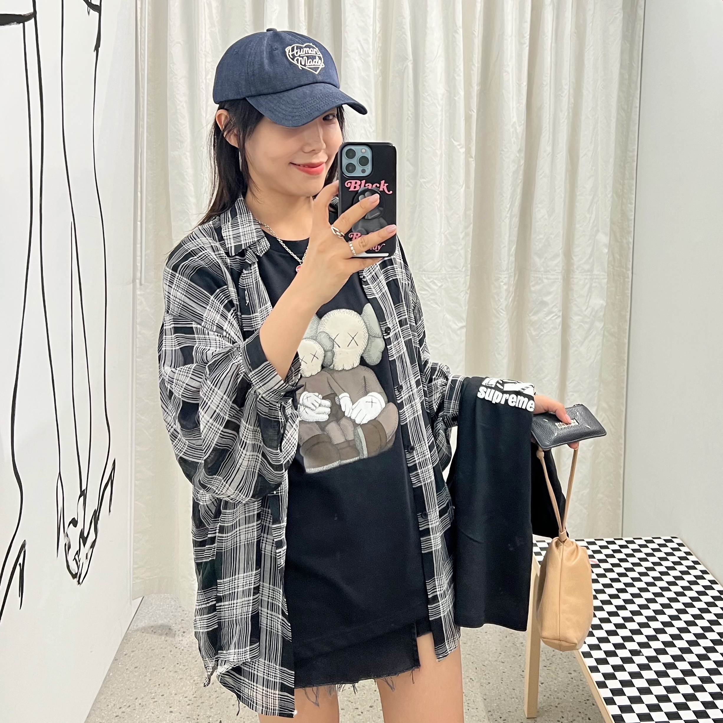 Human Made 6 Panel Denim Cap Indigo, Uniqlo UT x Kaws Short Sleeve Graphic T-Shirt Black 착용 스타일