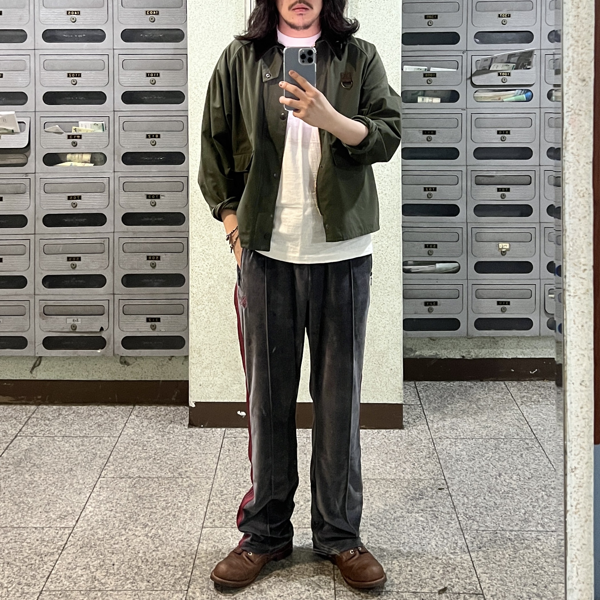 Needles Narrow Track Pants Velour Charcoal 착용 스타일 - 1