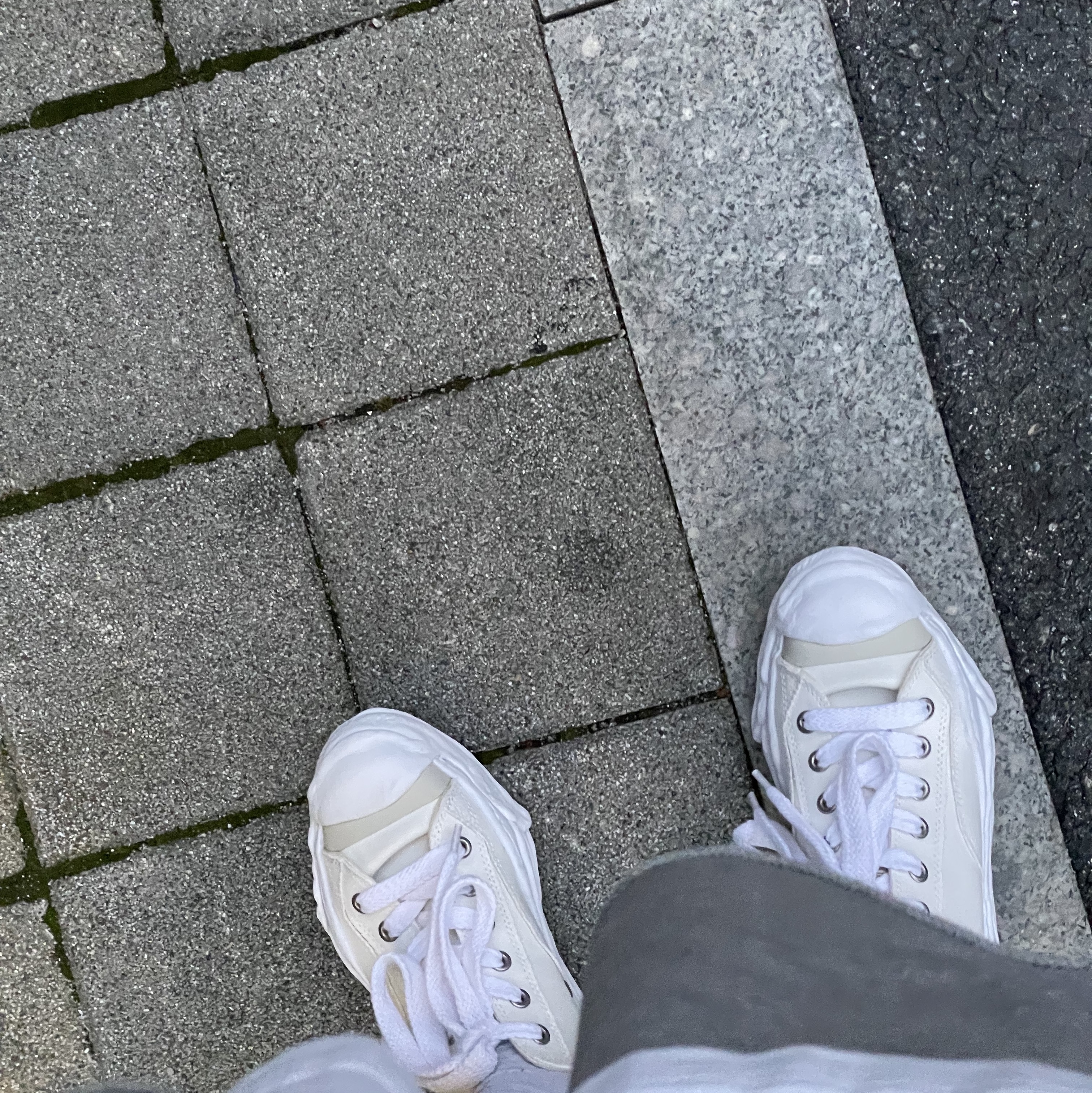 Maison Mihara Yasuhiro Hank OG Sole Canvas Low-top Sneakers White 착용 스타일