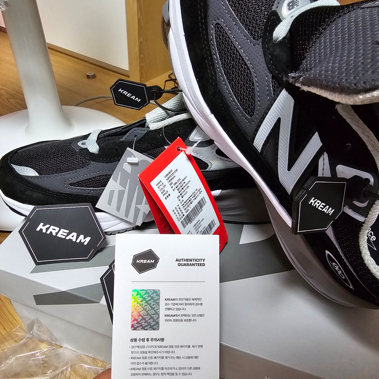 New Balance 990v6 Made in USA Black White 착용 스타일 - 1