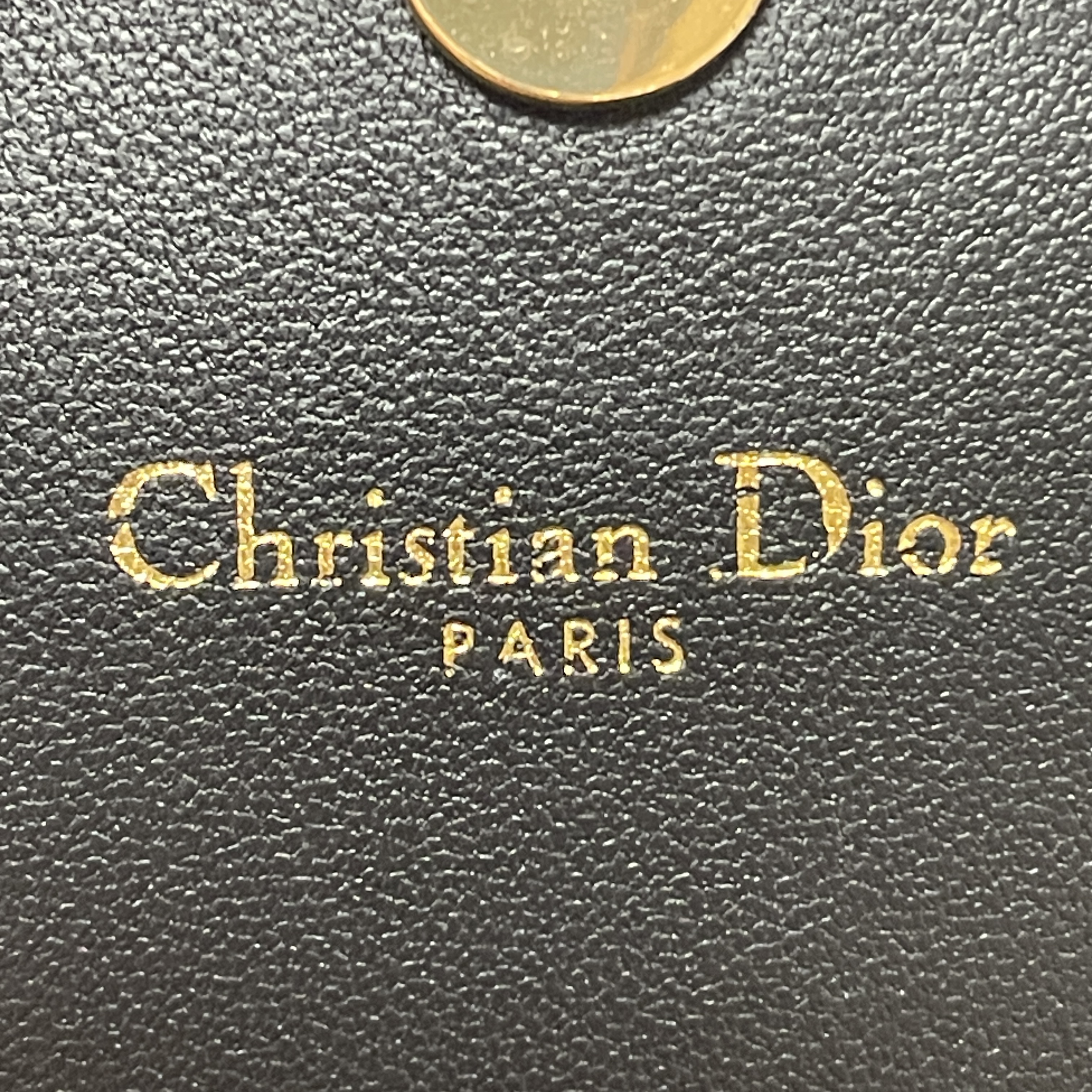 Dior Caro XS Wallet Supple Cannage Calfskin Black 착용 스타일 - 1