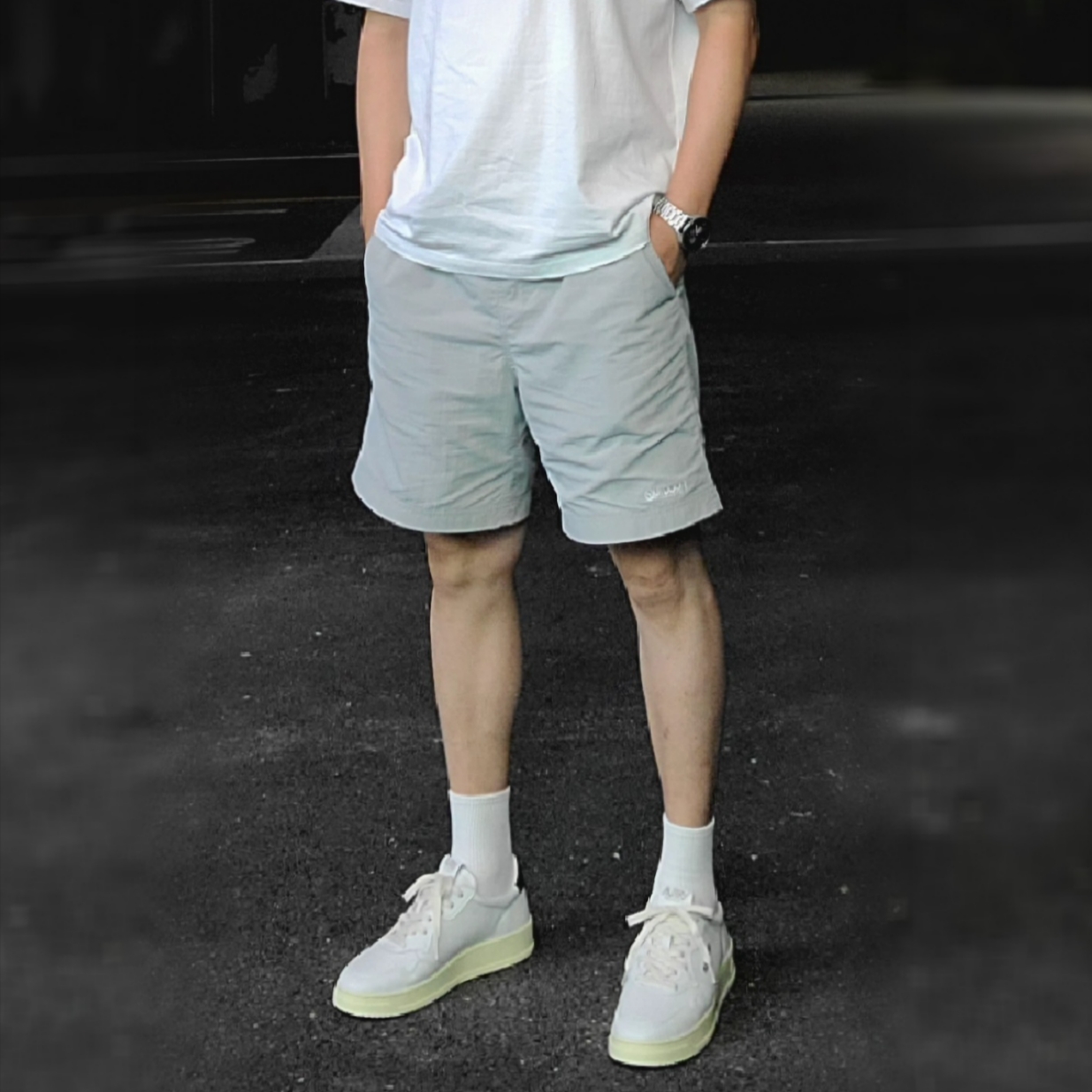 Autry Medalist Low Leather Sneakers White Blue 착용 스타일 - 2