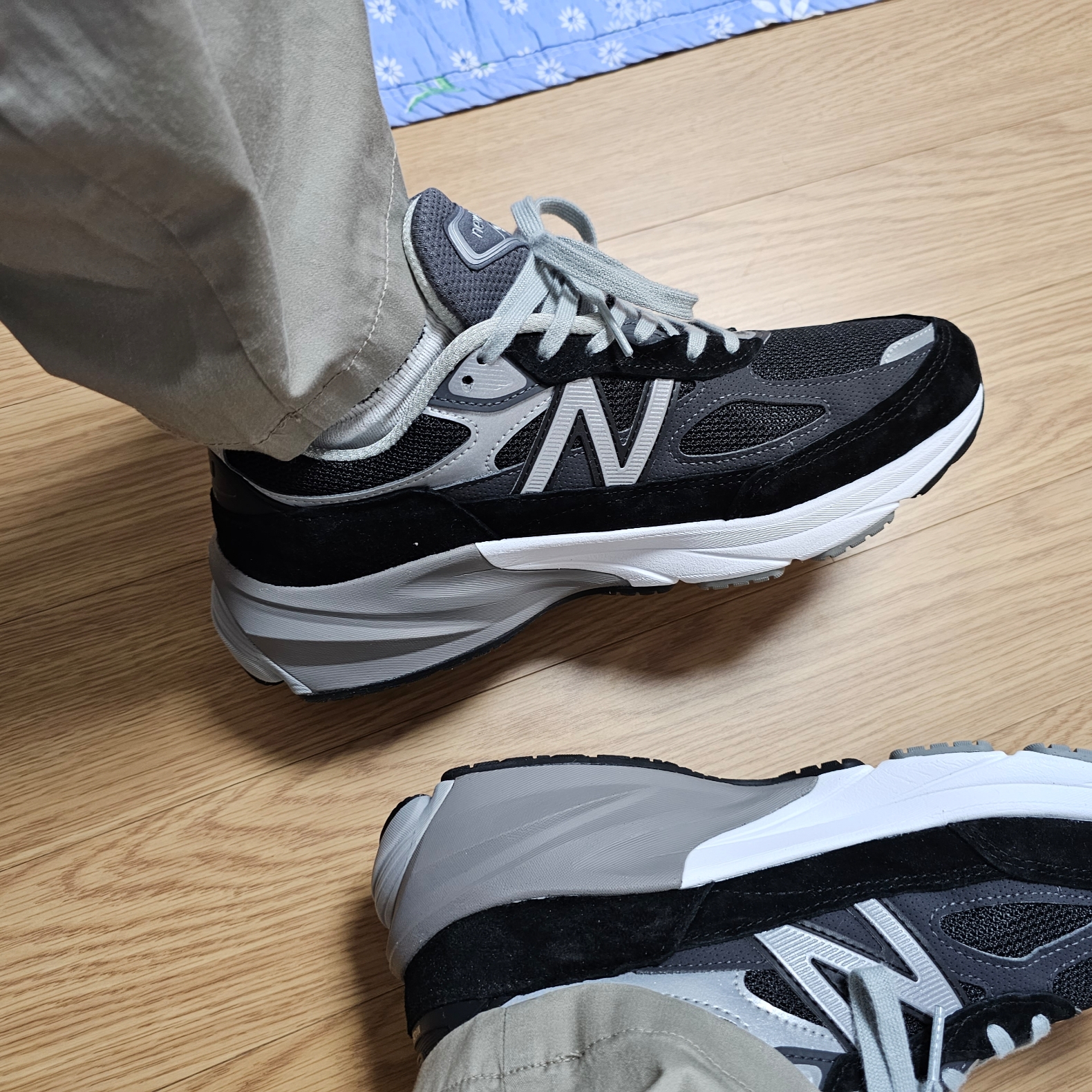 New Balance 990v6 Made in USA Black White 착용 스타일 - 2