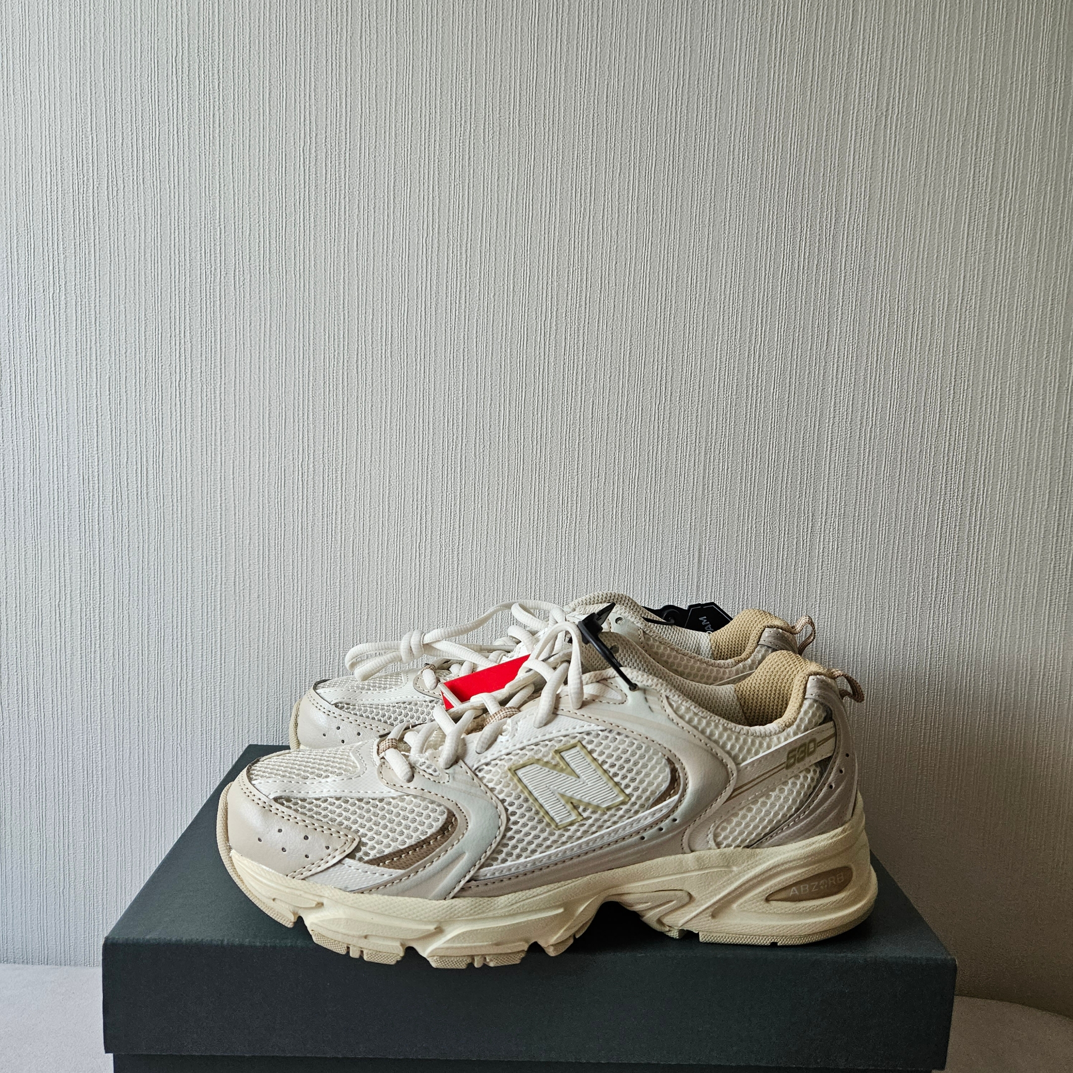 New Balance 530 Beige Angora 착용 스타일 - 2