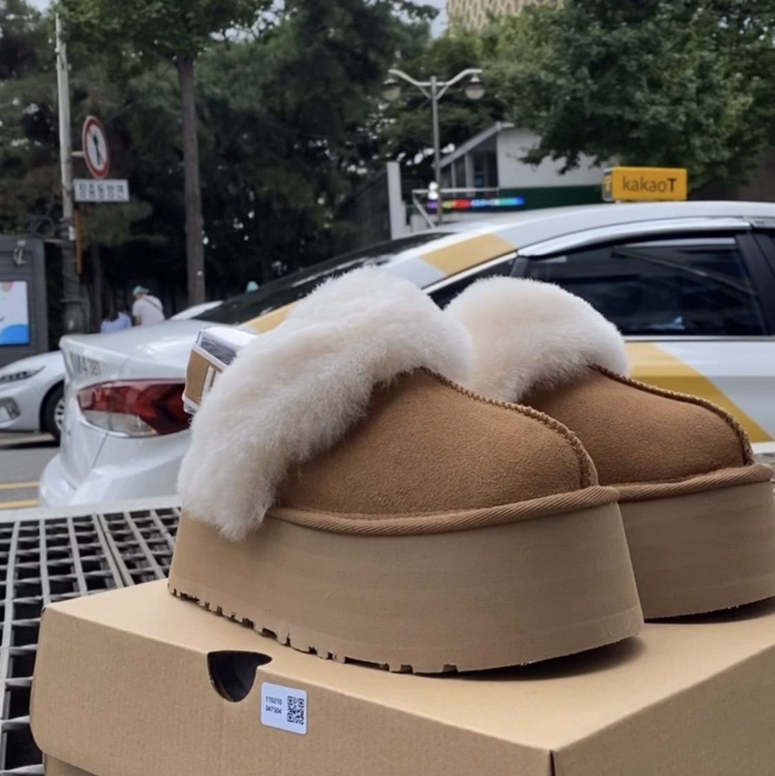 (W) UGG Funkette Slides Chestnut 착용 스타일