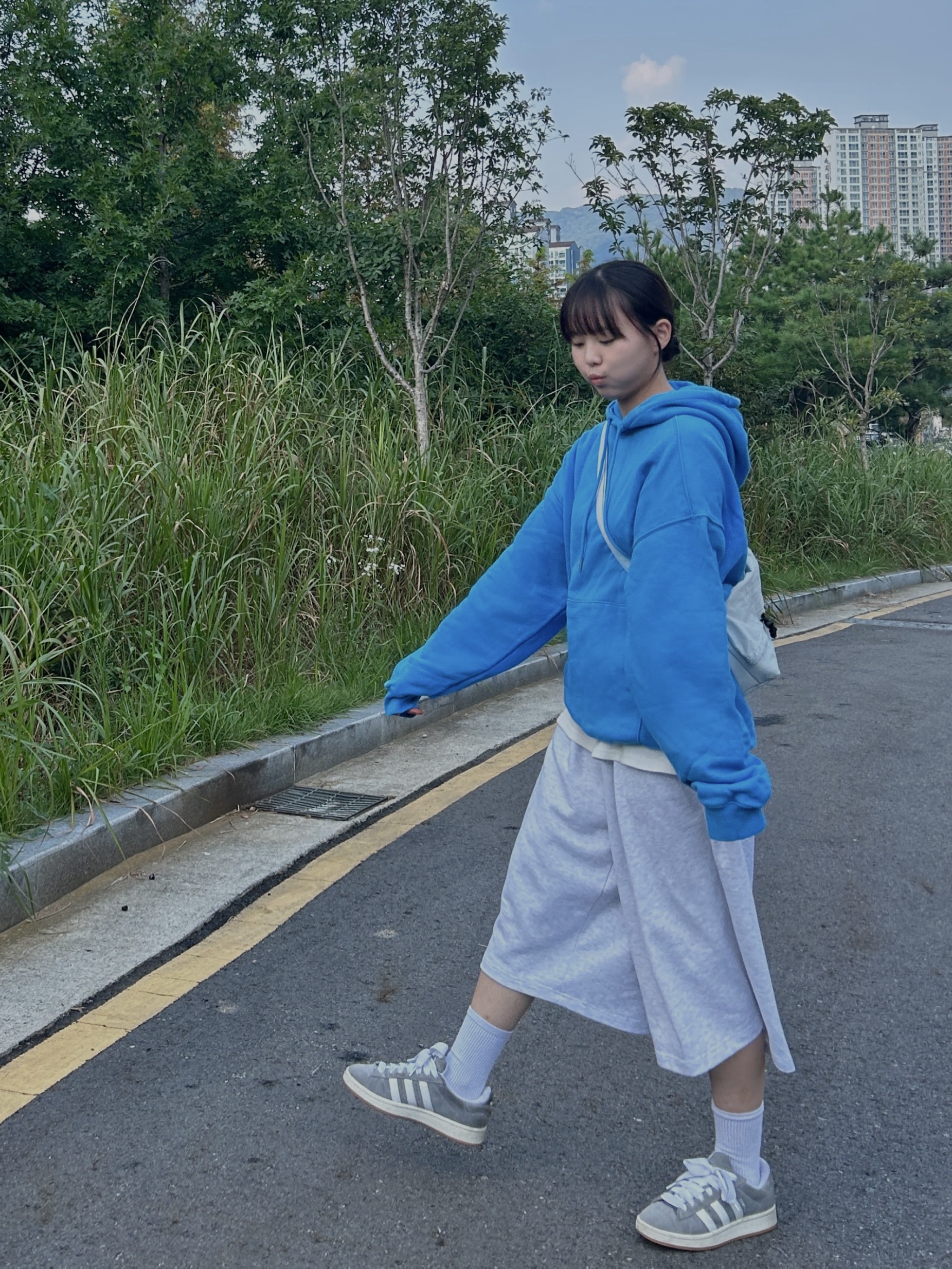Adidas Campus 00s Grey Cloud White 착용 스타일 - 2