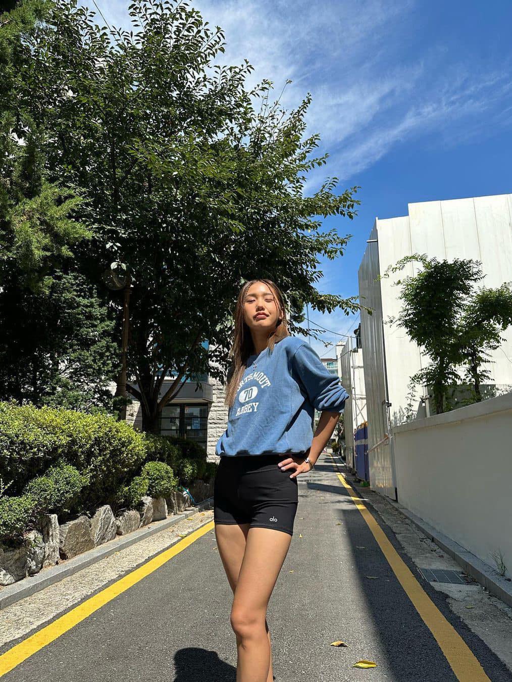 Essentials Athletic Biker Shorts Charcoal, (W) Sporty & Rich Athletic Club Biker Shorts Black 착용 스타일 - 4