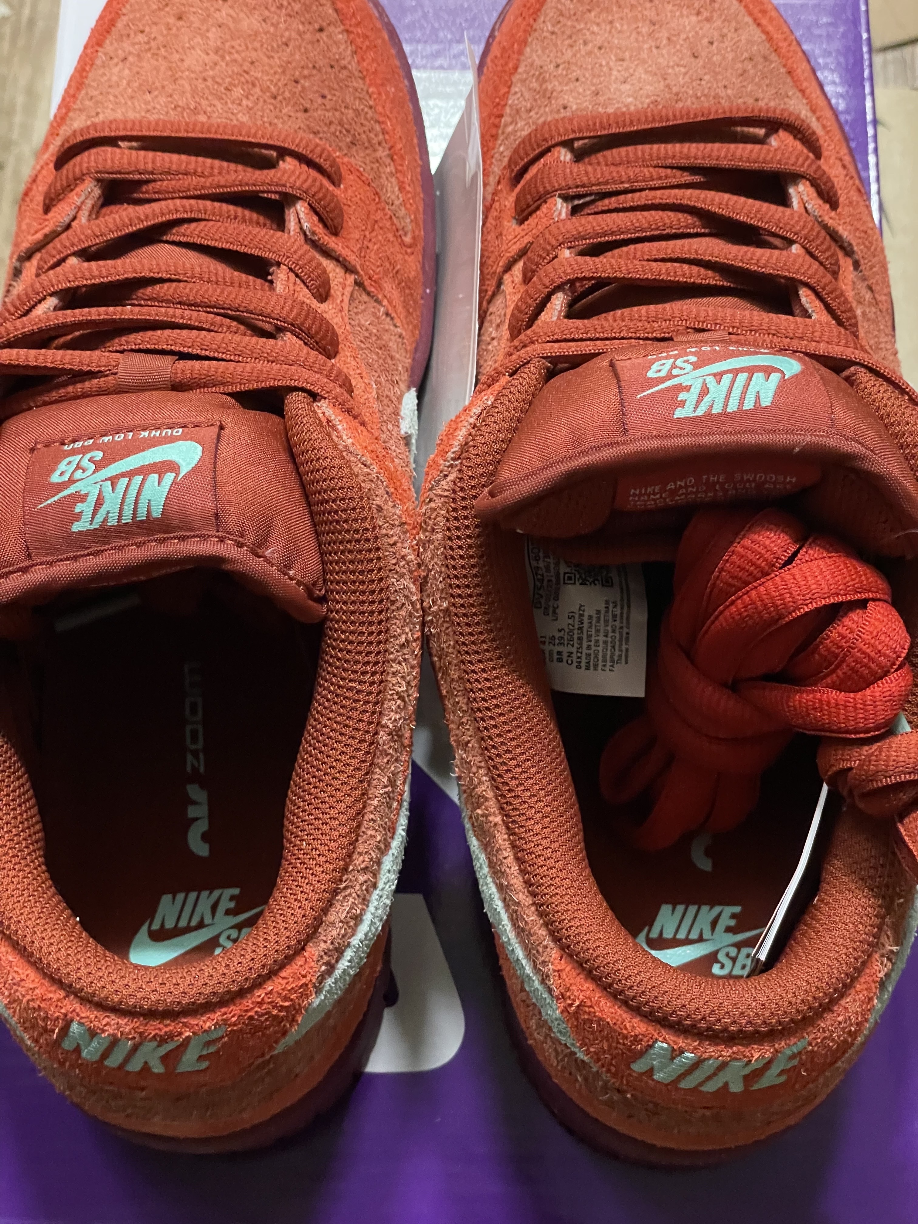 Nike SB Dunk Low Pro Premium Mystic Red and Rosewood 착용 스타일 - 3