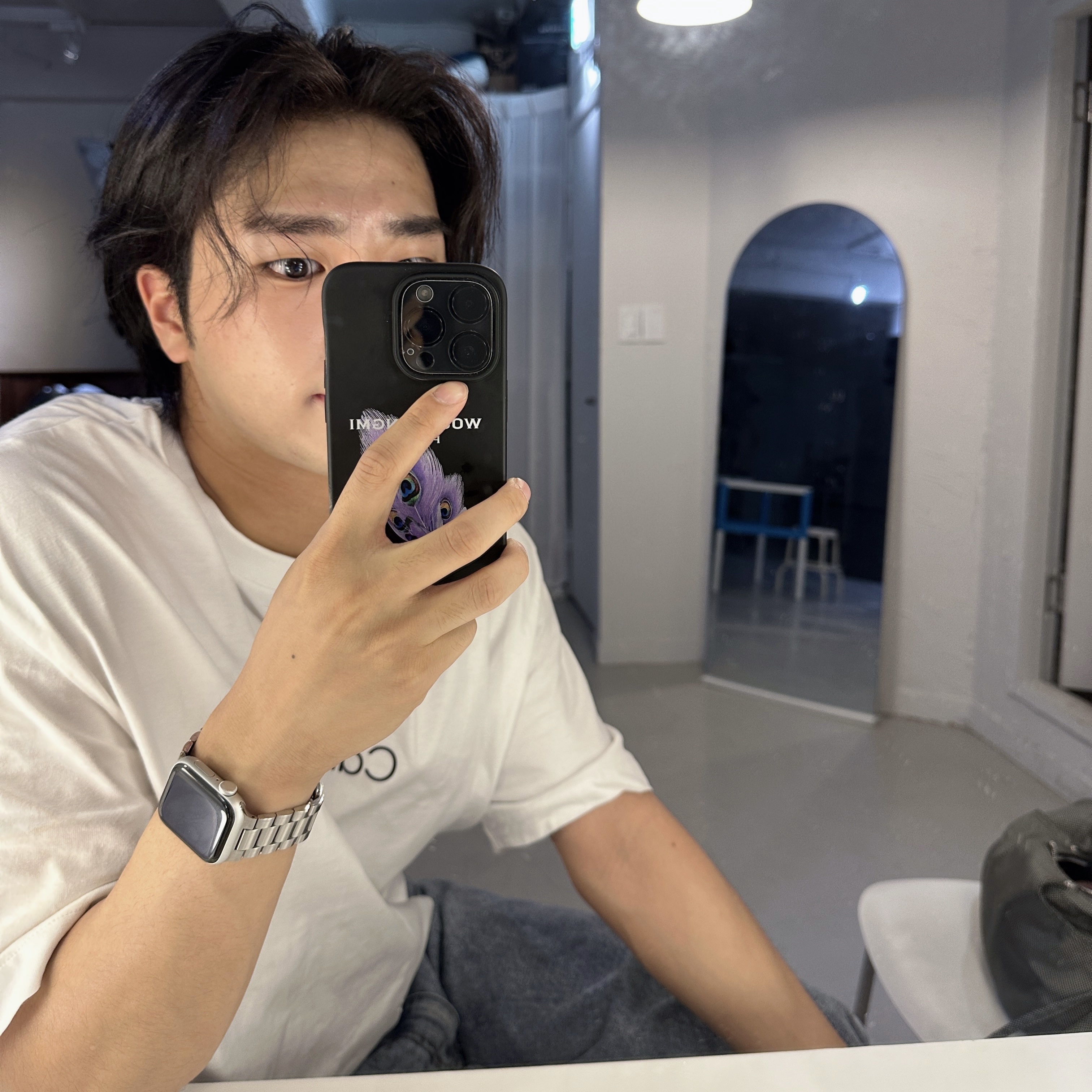 Wooyoungmi iPhone Feather Case Black 착용 스타일