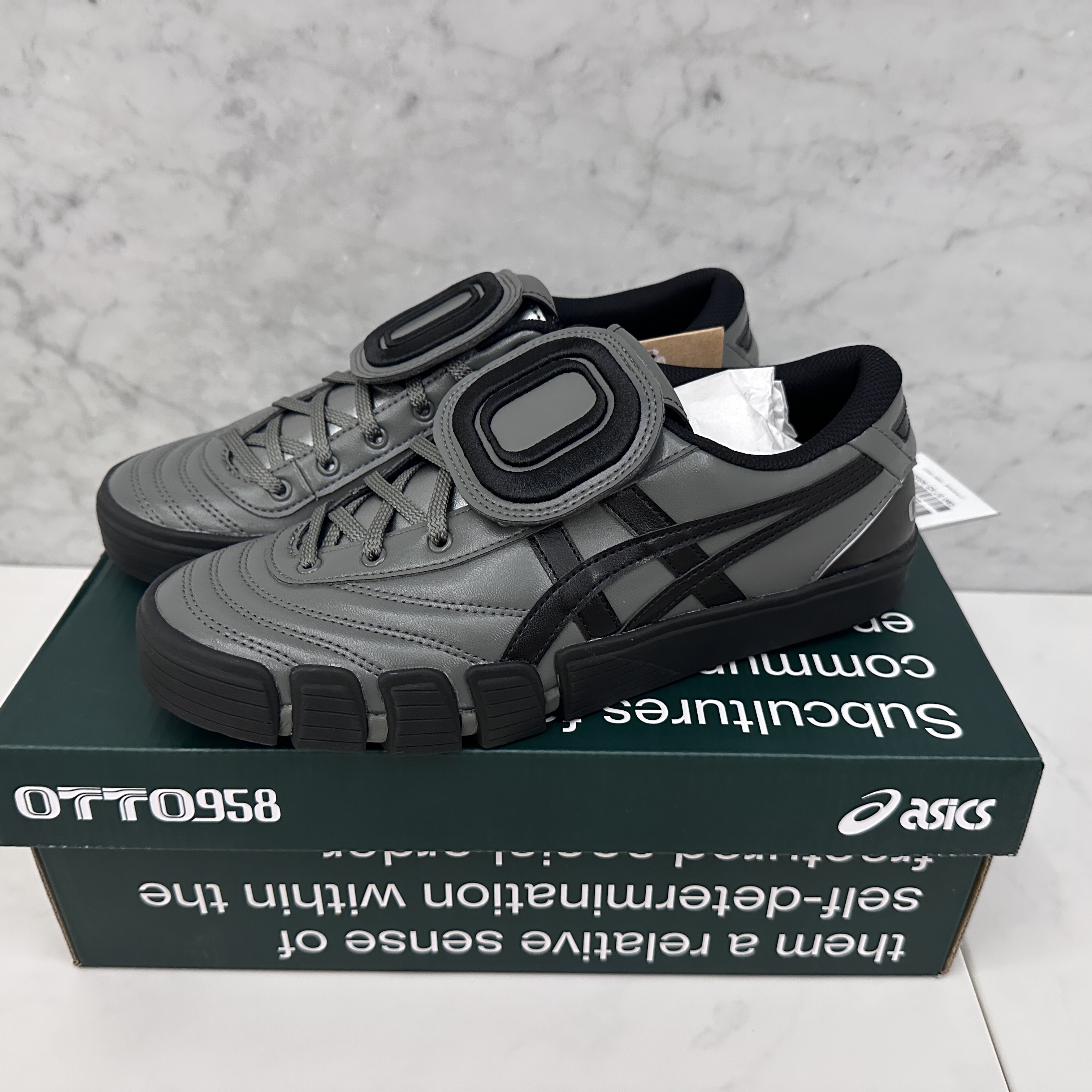 Asics x Otto 958 Gel-Flexkee 958 Gunmetal Black 착용 스타일 - 1