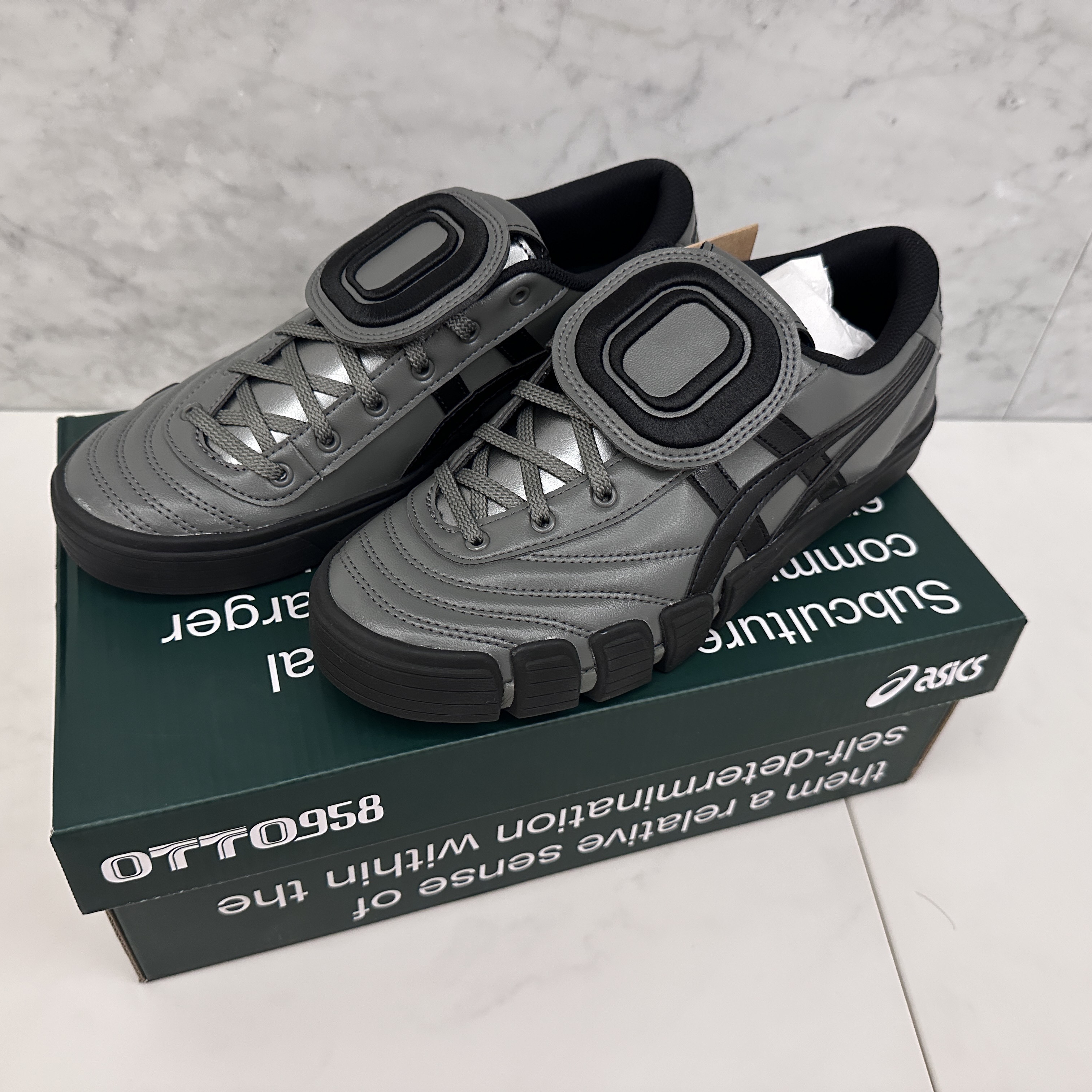 Asics x Otto 958 Gel-Flexkee 958 Gunmetal Black 착용 스타일 - 2