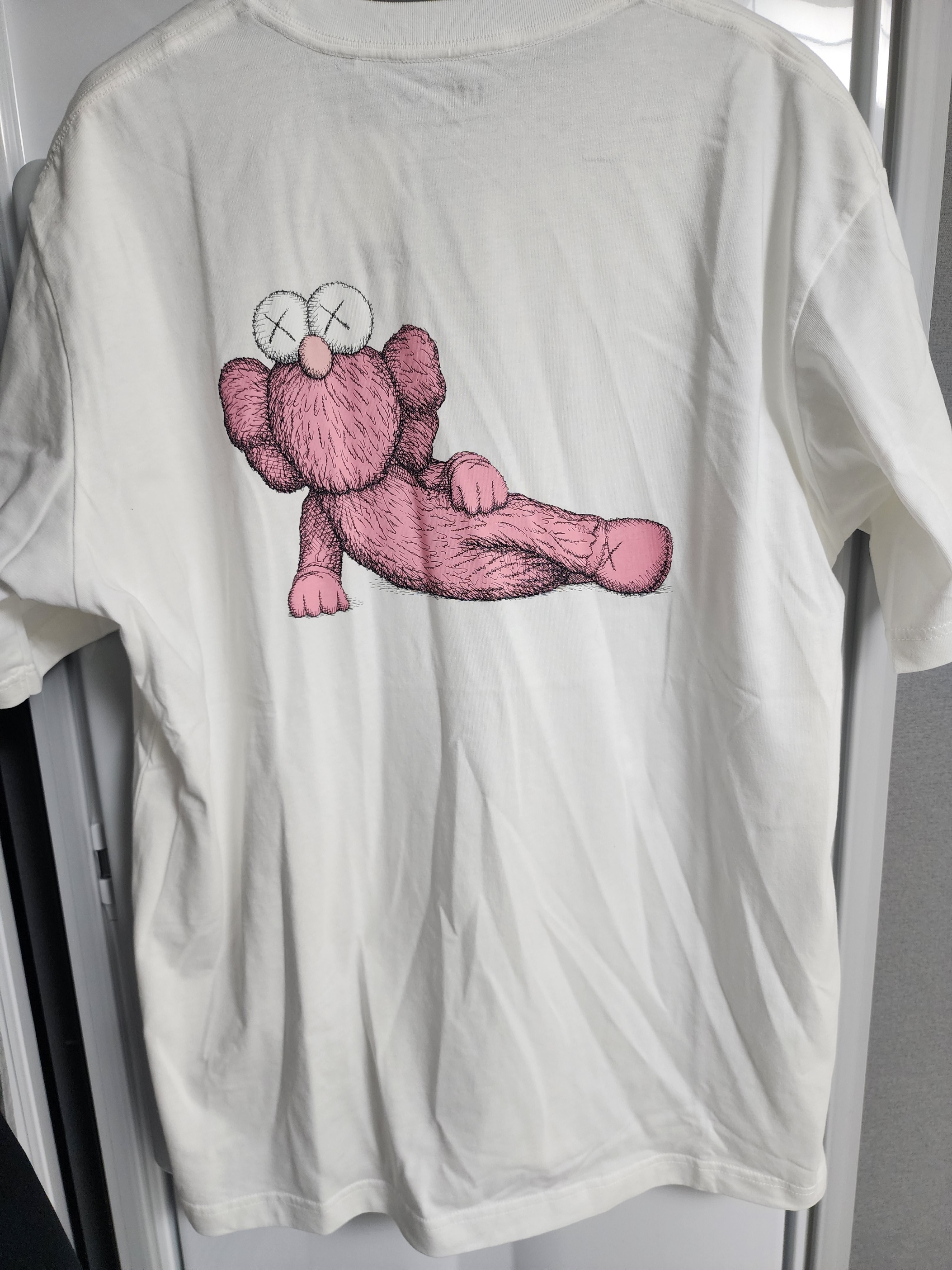 Uniqlo UT x Kaws Short Sleeve Graphic T-Shirt White 착용 스타일 - 3