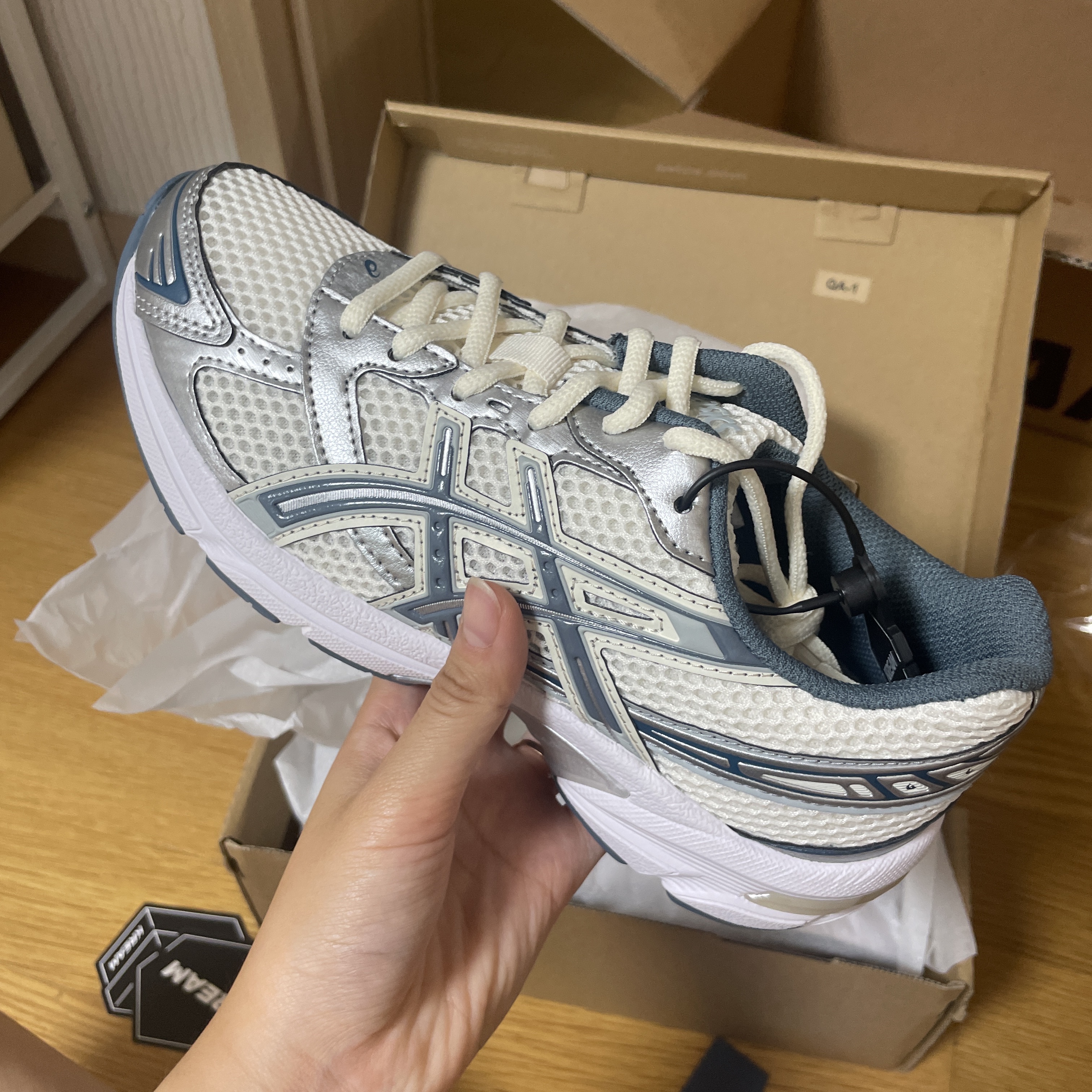 Asics Gel-1130 Cream Ironclad 착용 스타일