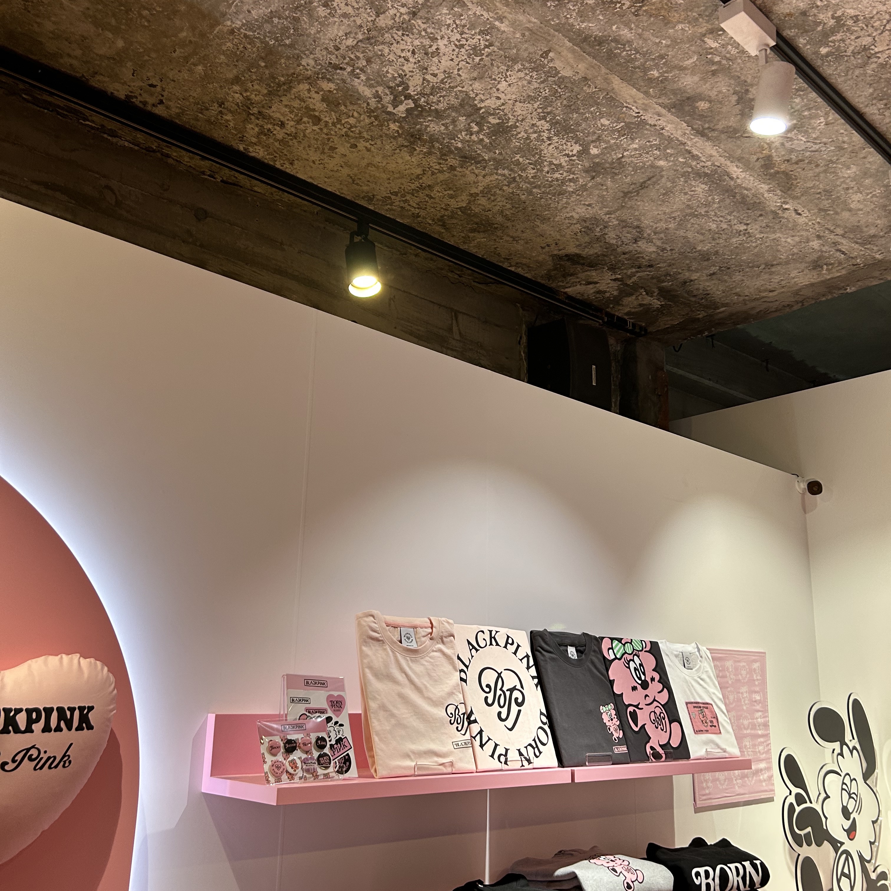 Verdy x Blackpink Binky Keychain Pink, Verdy x Blackpink Vick T-Shirt White 착용 스타일 - 1