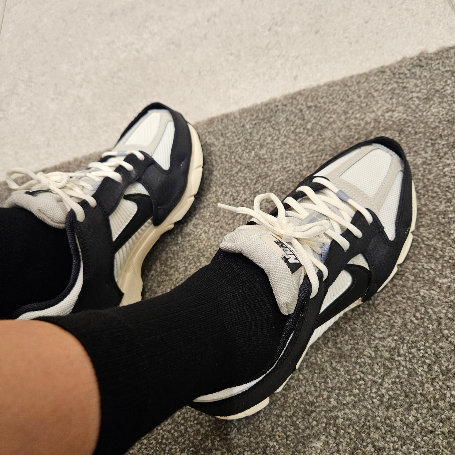 (W) Nike Zoom Vomero 5 Wolf Grey and Black 착용 스타일 - 1
