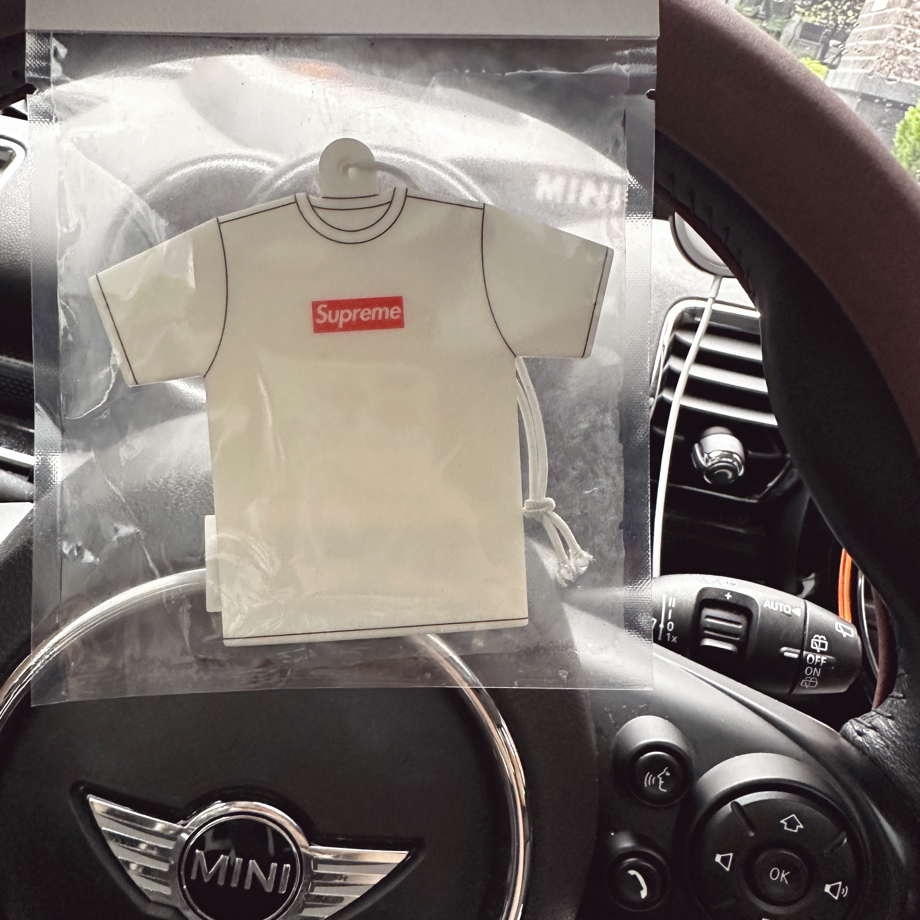 Supreme Kuumba T-Shirt Air Freshener White - 22FW 착용 스타일 - 1