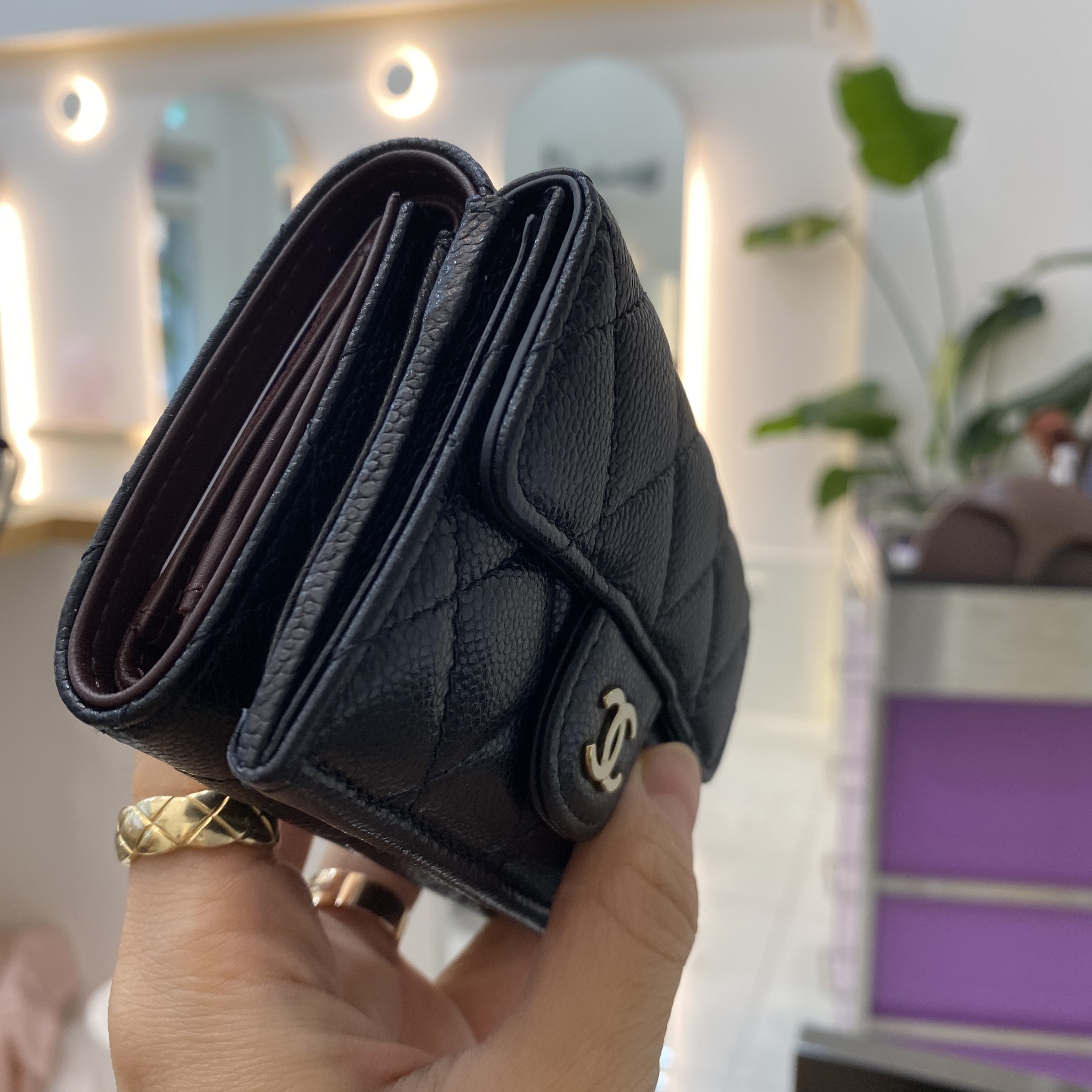Chanel Classic Small Flap Wallet Grained Shiny Calfskin & Gold Black, Chanel Coco Crush Ring Quilted Motif Mini & 18K Beige Gold 착용 스타일 - 4