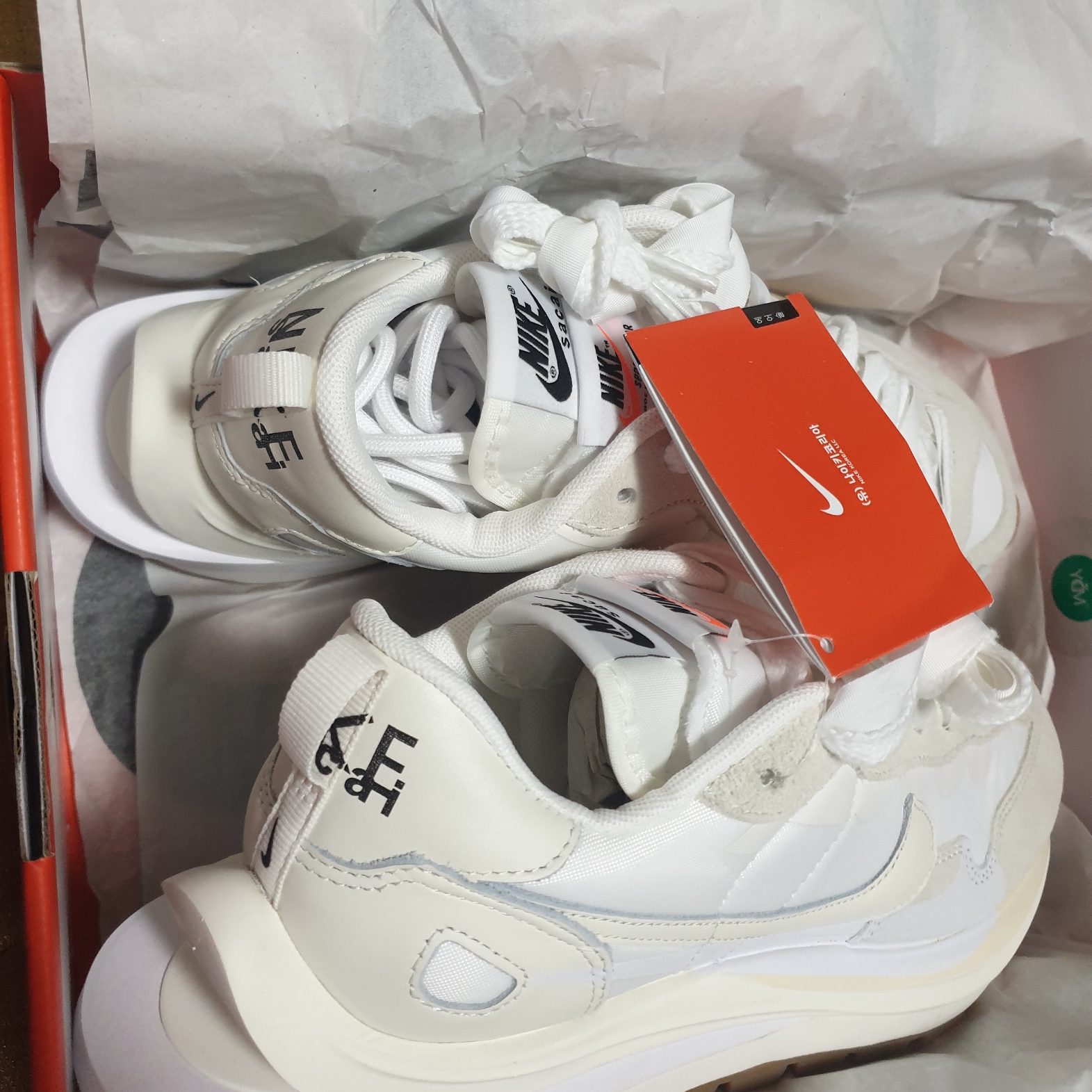 Nike x Sacai VaporWaffle White and Gum 착용 스타일 - 2