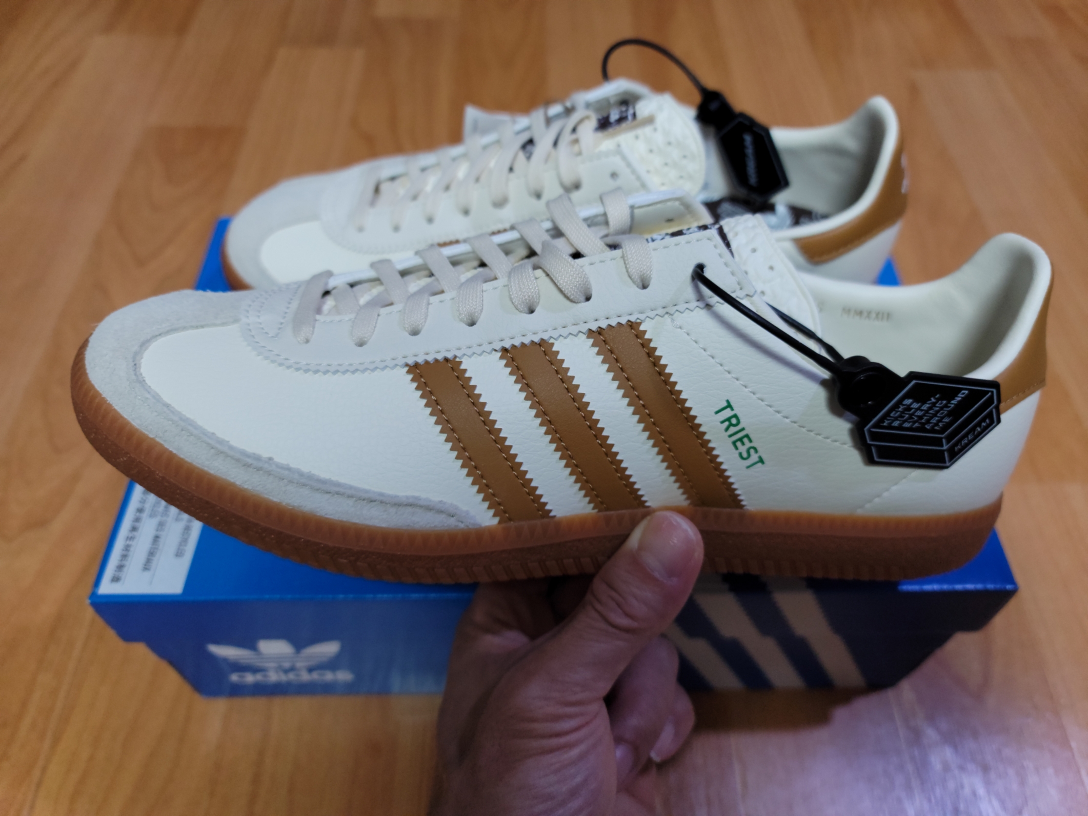 Adidas City Series Triest Cream White 착용 스타일 - 1