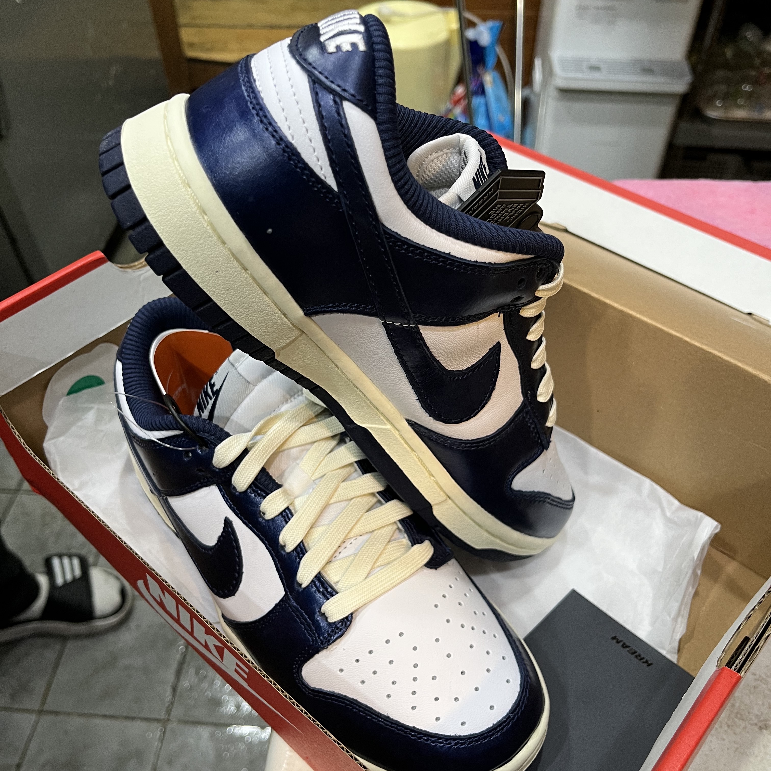 (W) Nike Dunk Low PRM Midnight Navy and White 착용 스타일