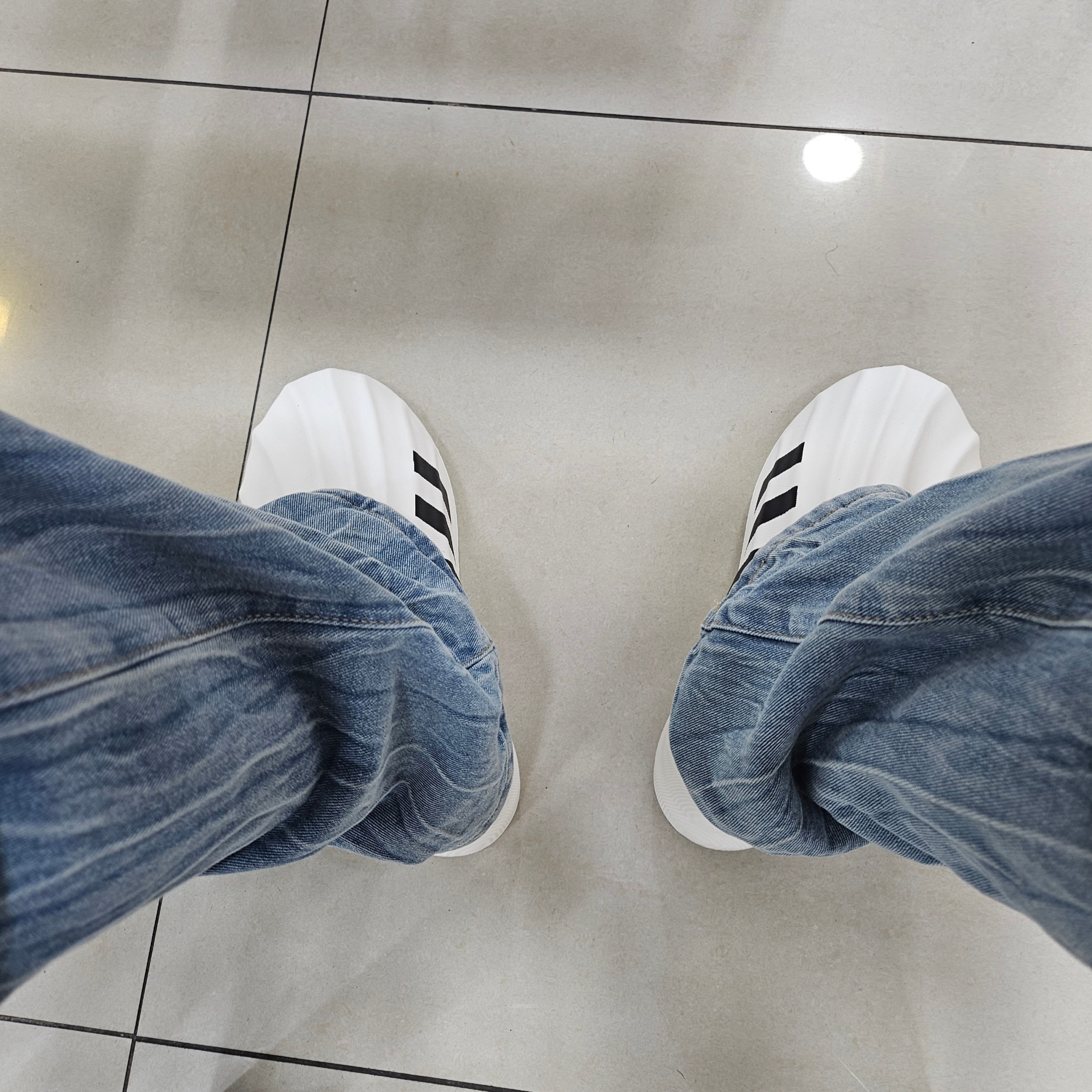 Adidas Adifom Superstar Core White 착용 스타일