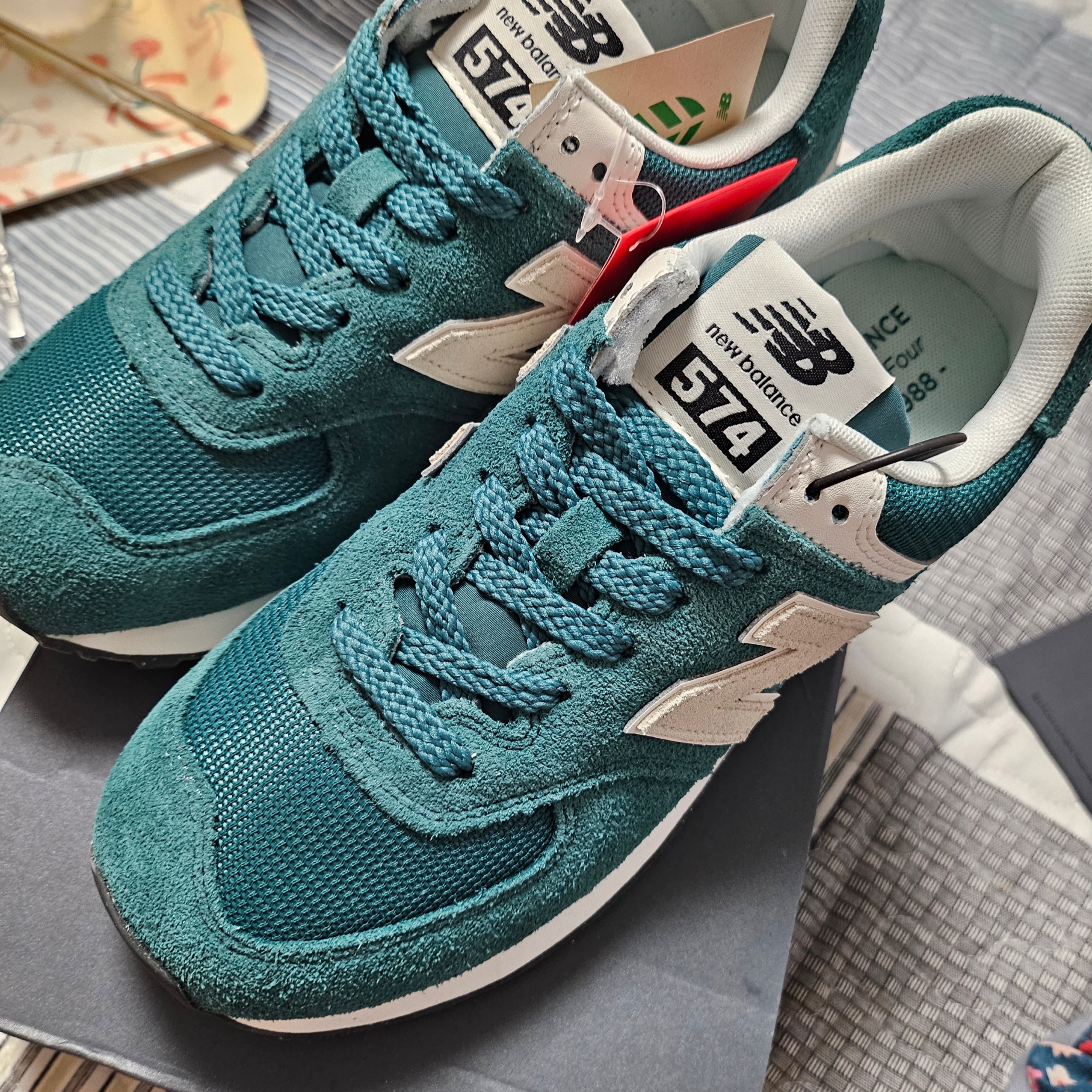 New Balance 574 Classics Reimagined Green 착용 스타일 - 4