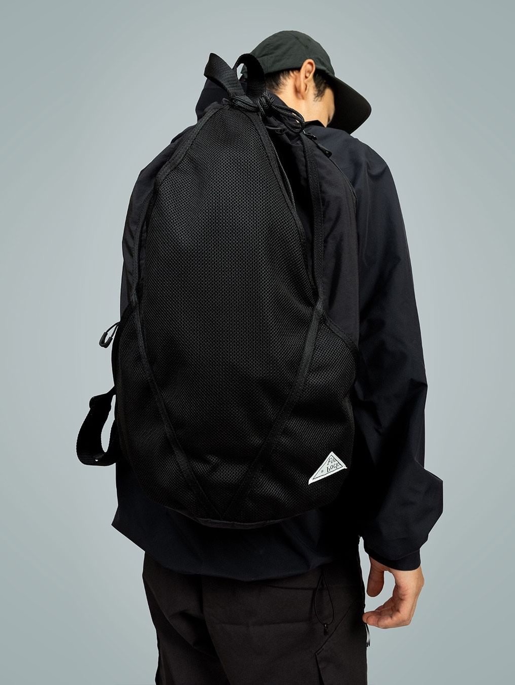 Found Pocket Feather Gym Sack Black 착용 스타일 - 2