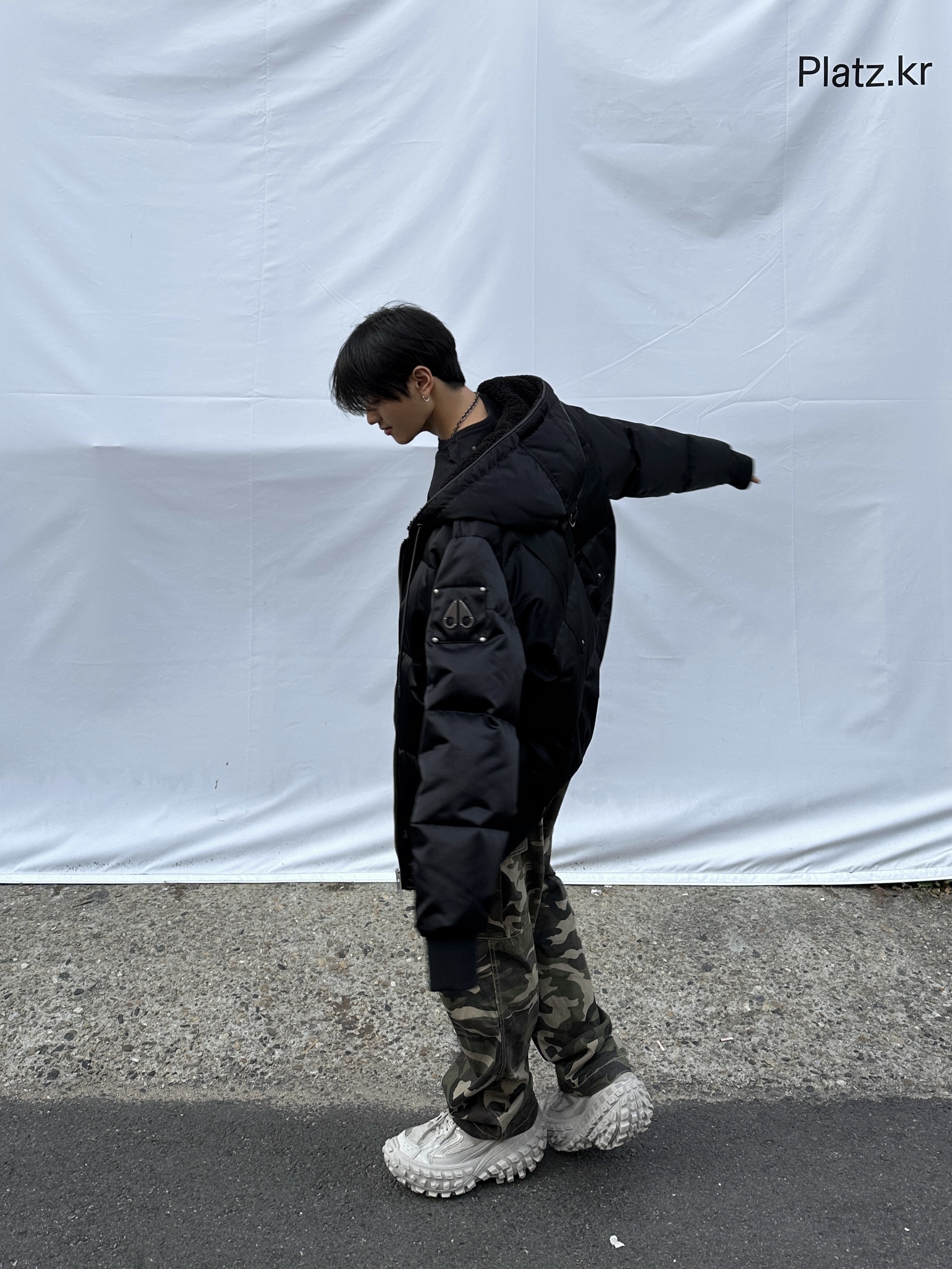 Balenciaga Defender Sneakers Beige 착용 스타일 - 2