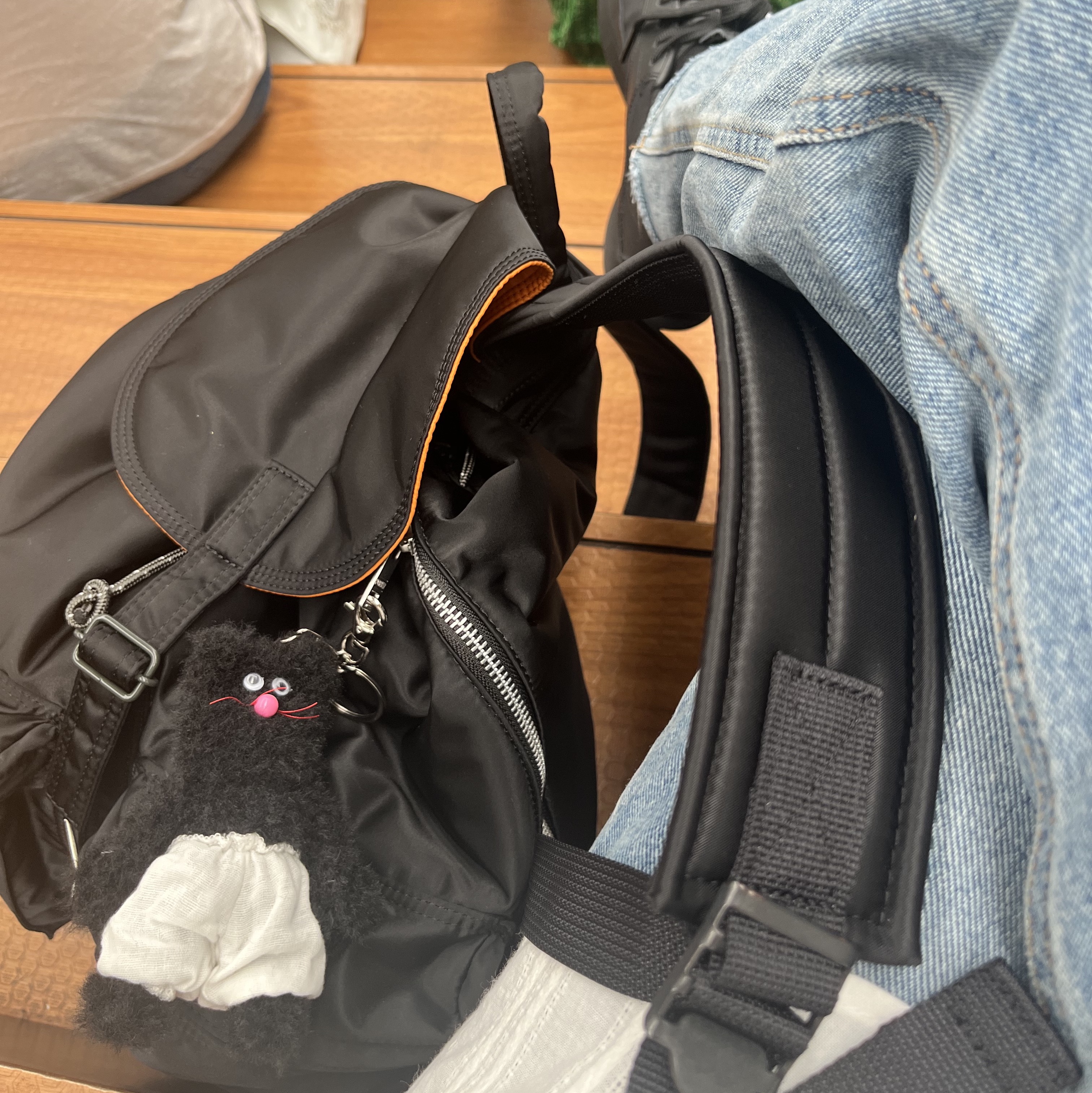 Porter Tanker Backpack Black, Monamhee Beulpingi Keyring with White Pants Black 착용 스타일