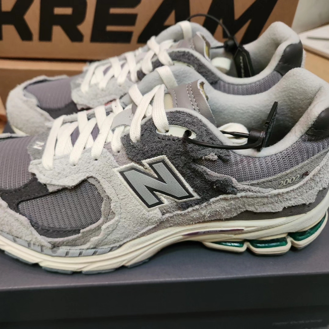New Balance 2002R Protection Pack Rain Cloud, A.P.C. Laure Tote Bag Indigo 착용 스타일 - 1