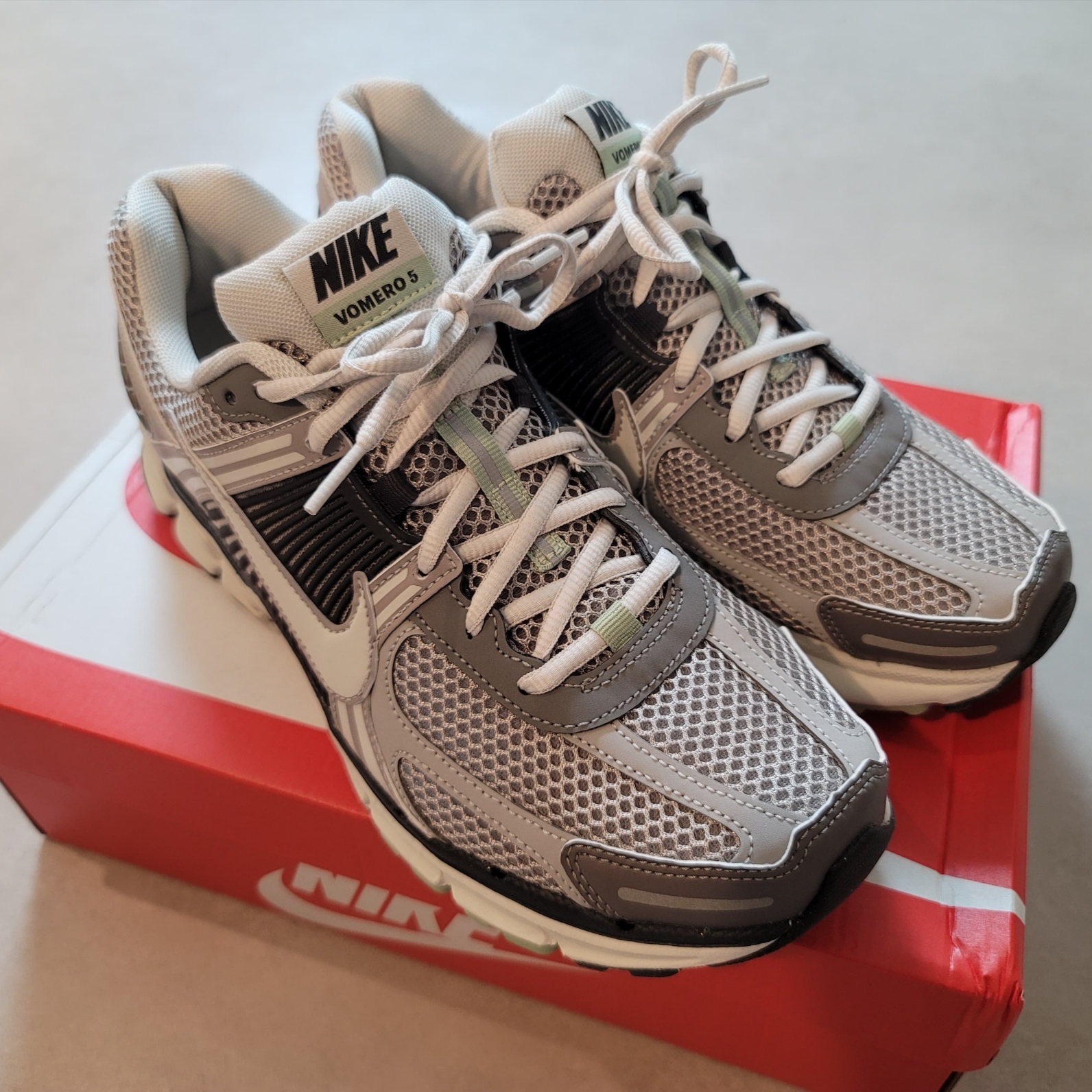 (W) Nike Zoom Vomero 5 Cobblestone and Flat Pewter 착용 스타일