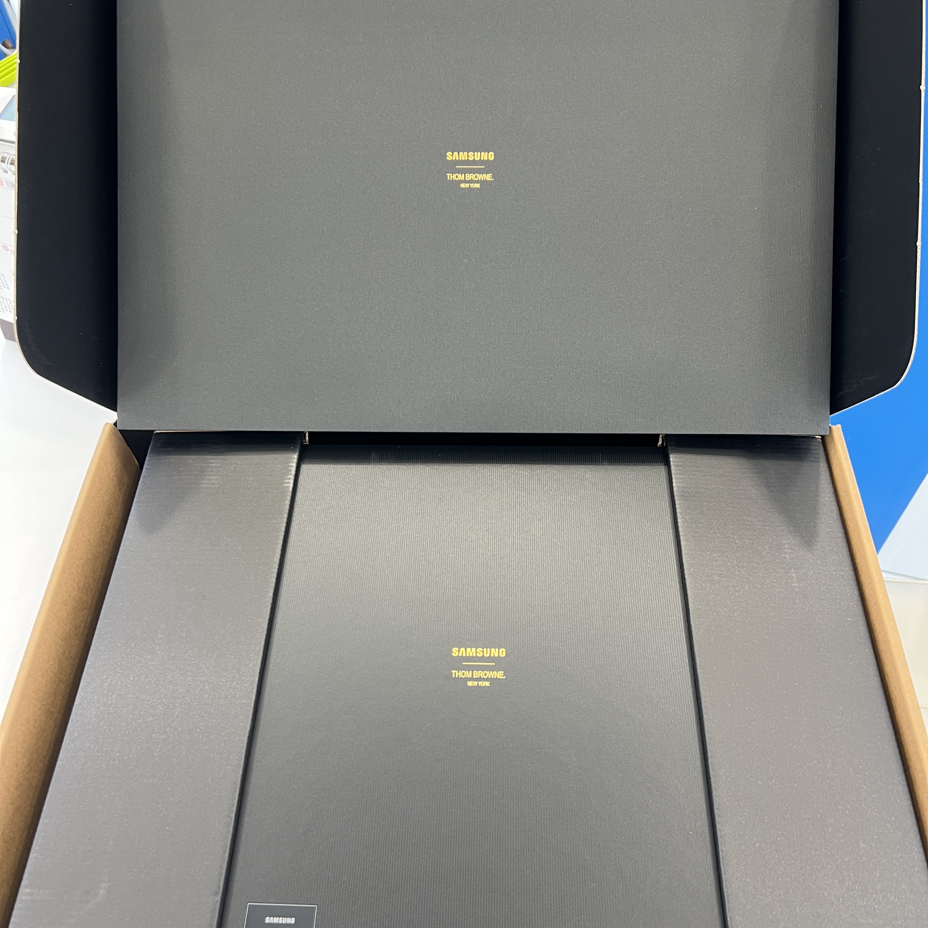 Samsung Galaxy Z Fold5 Thom Browne Edition (Korean Ver.) 착용 스타일