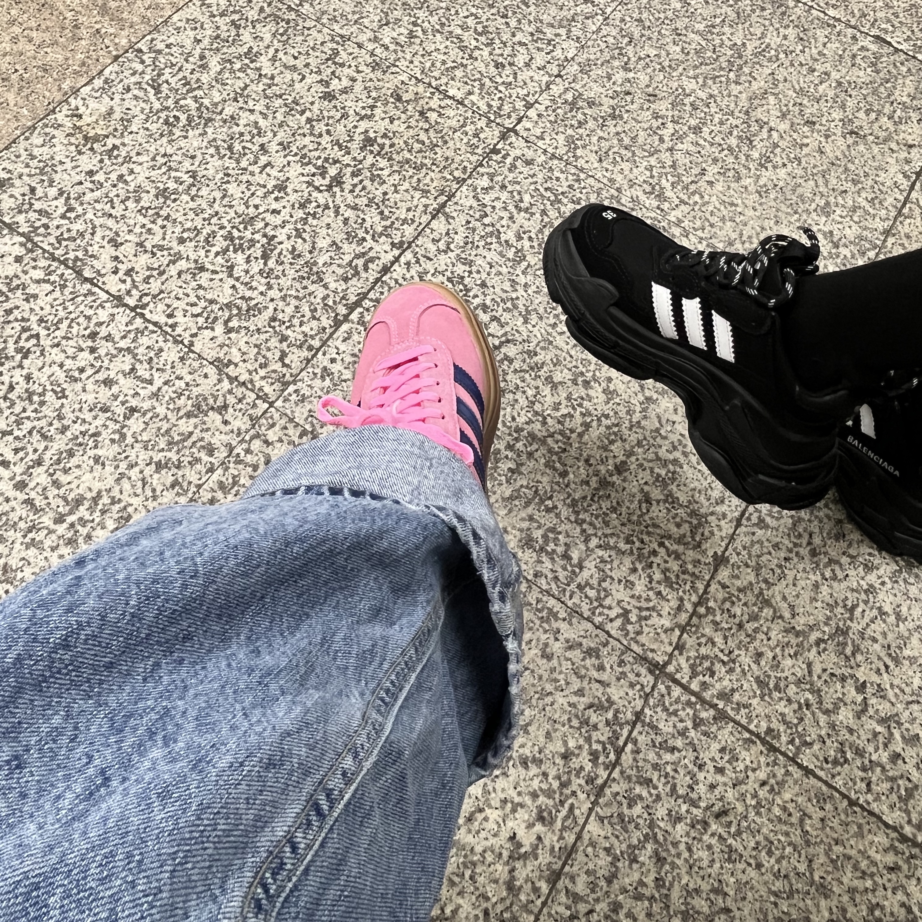 (W) Balenciaga x Adidas Triple S Sneakers Black, (W) Adidas Gazelle Bold Pink Glow Victory Blue 착용 스타일 - 1