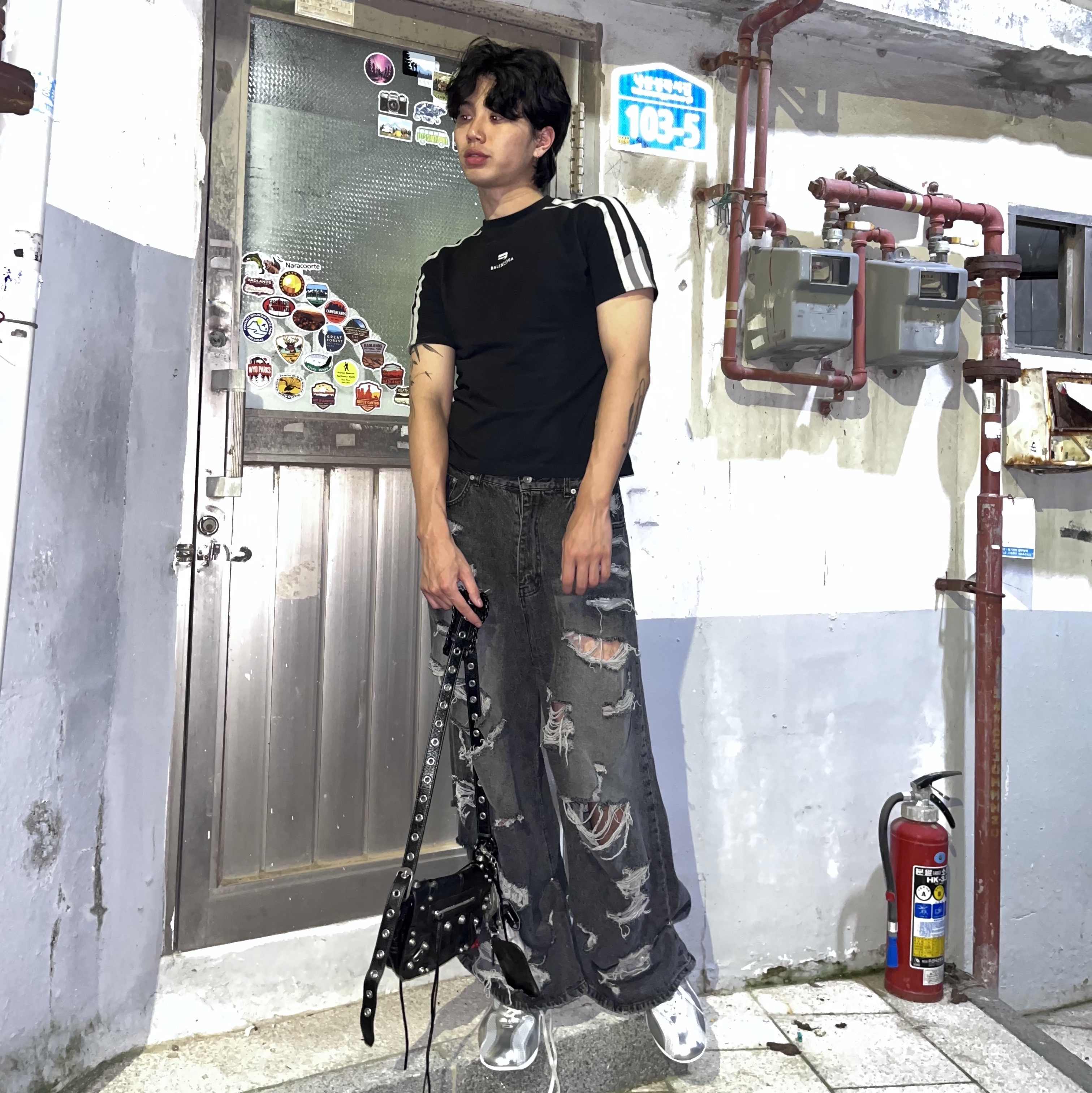 Balenciaga Le Cagole XS Flap Bag in Arena Lambskin Black, Balenciaga Swift Oval Sunglasses Black 착용 스타일 - 3