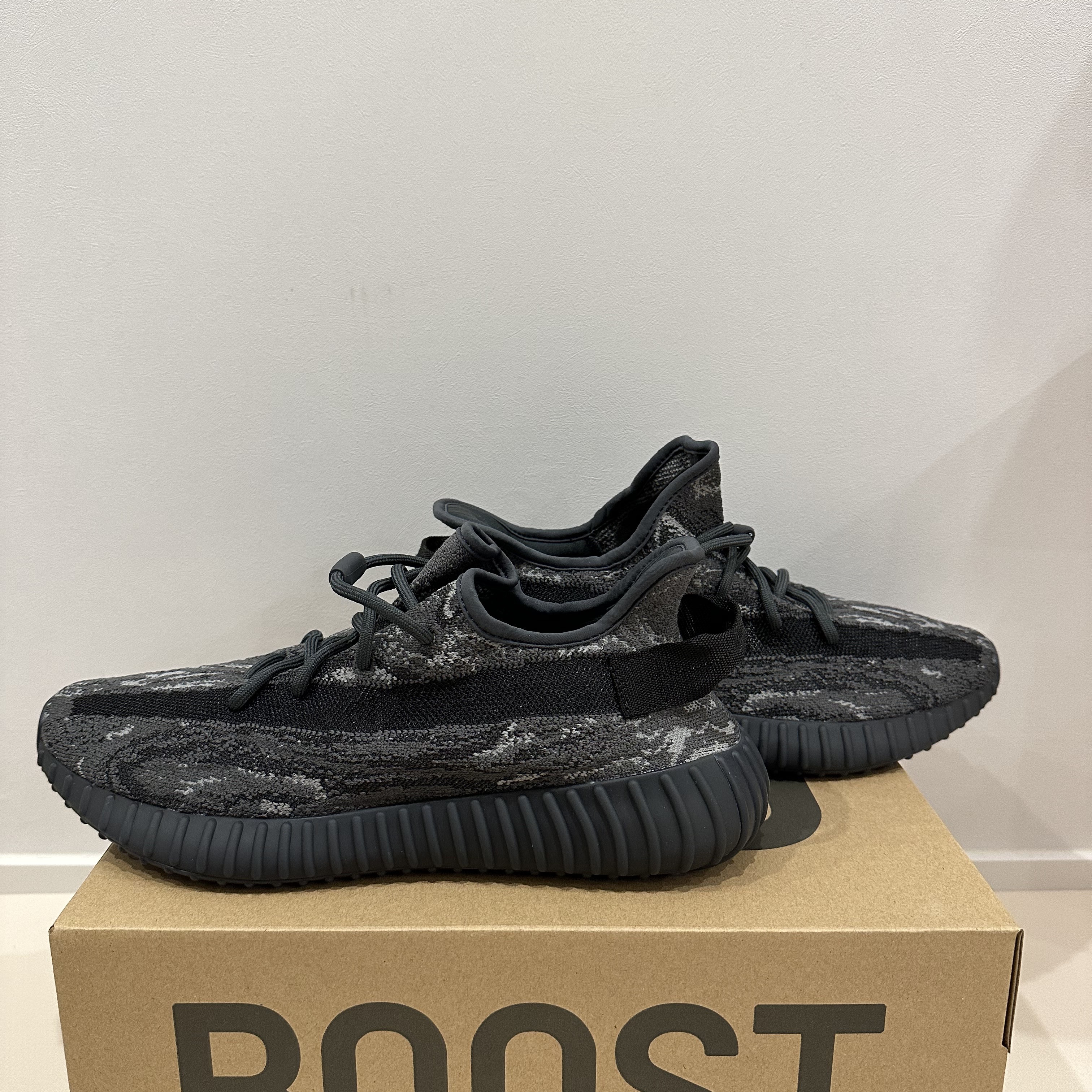 Adidas Yeezy Boost 350 V2 MX Dark Salt 착용 스타일 - 3