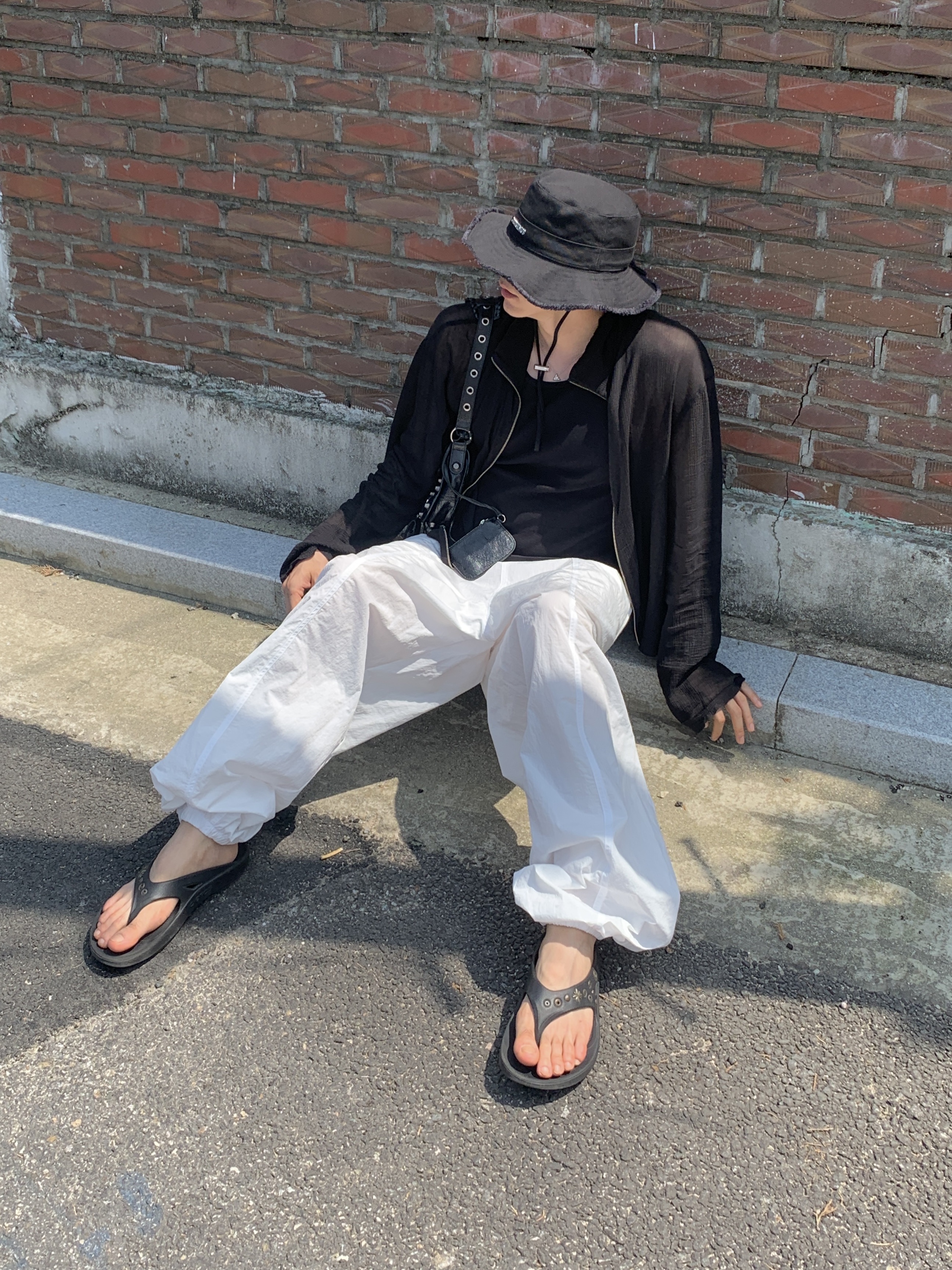 Jacquemus Le Bob Artichaut Bucket Hat Black, Our Legacy Shrunken Full zip Polo Rayon Plait Black 착용 스타일 - 1