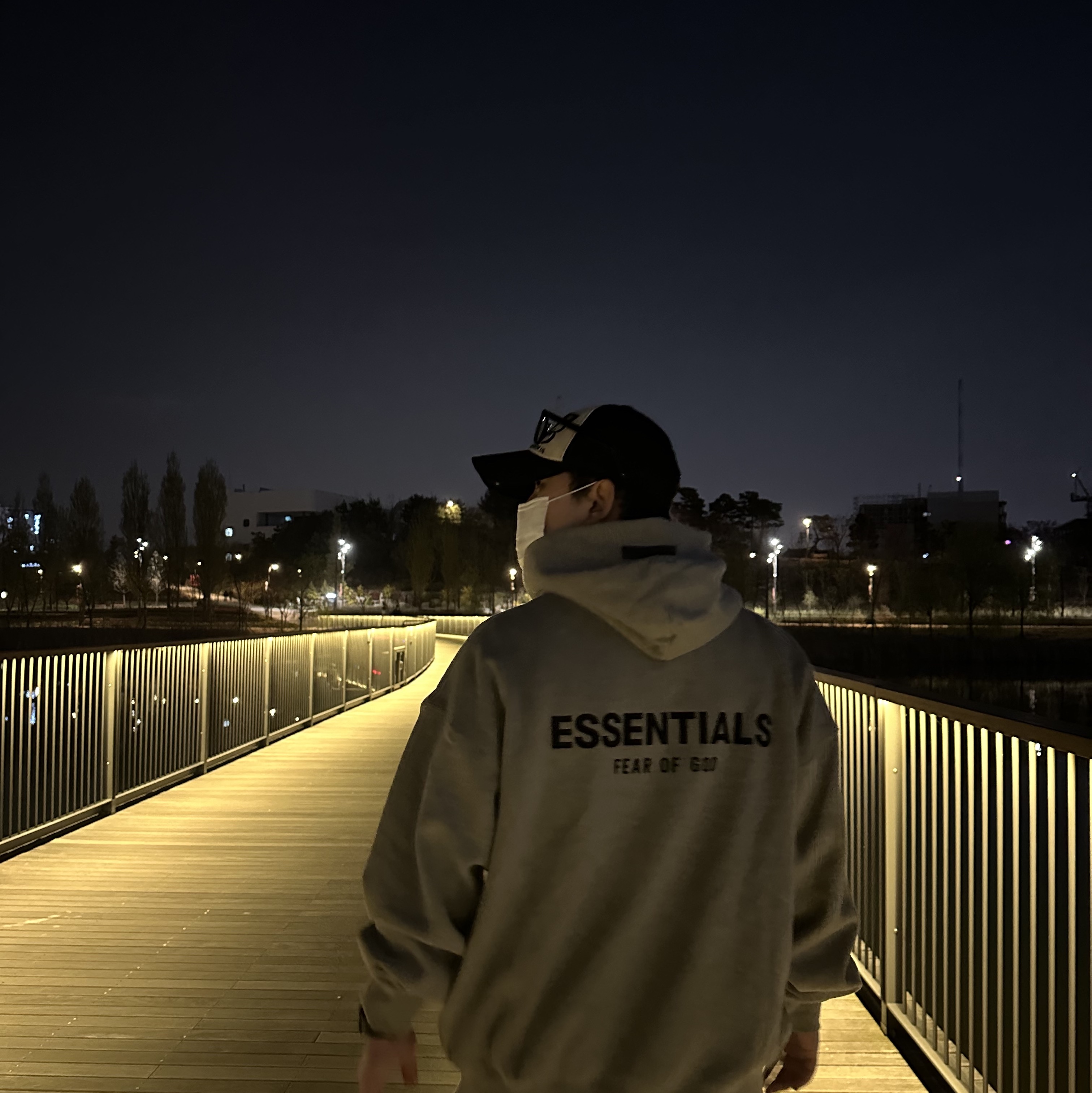 Essentials The Core Collection Hoodie Dark Oatmeal 착용 스타일