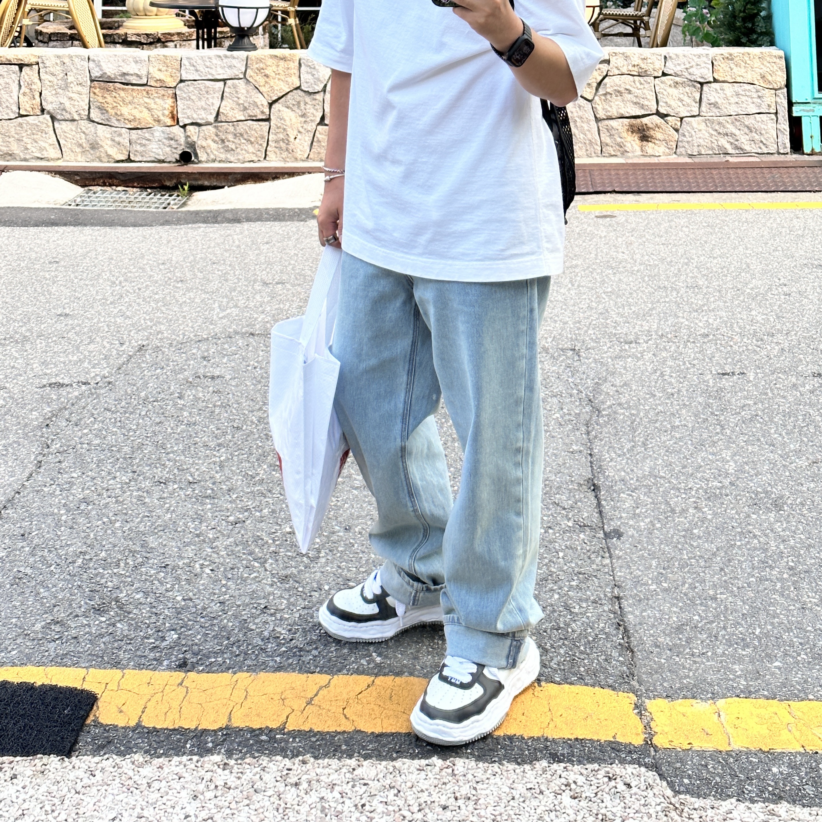 Maison Mihara Yasuhiro Wayne OG Sole Leather Low-top Sneakers Black White, Acne Studios Logo T-Shirt Optic White 착용 스타일 - 1