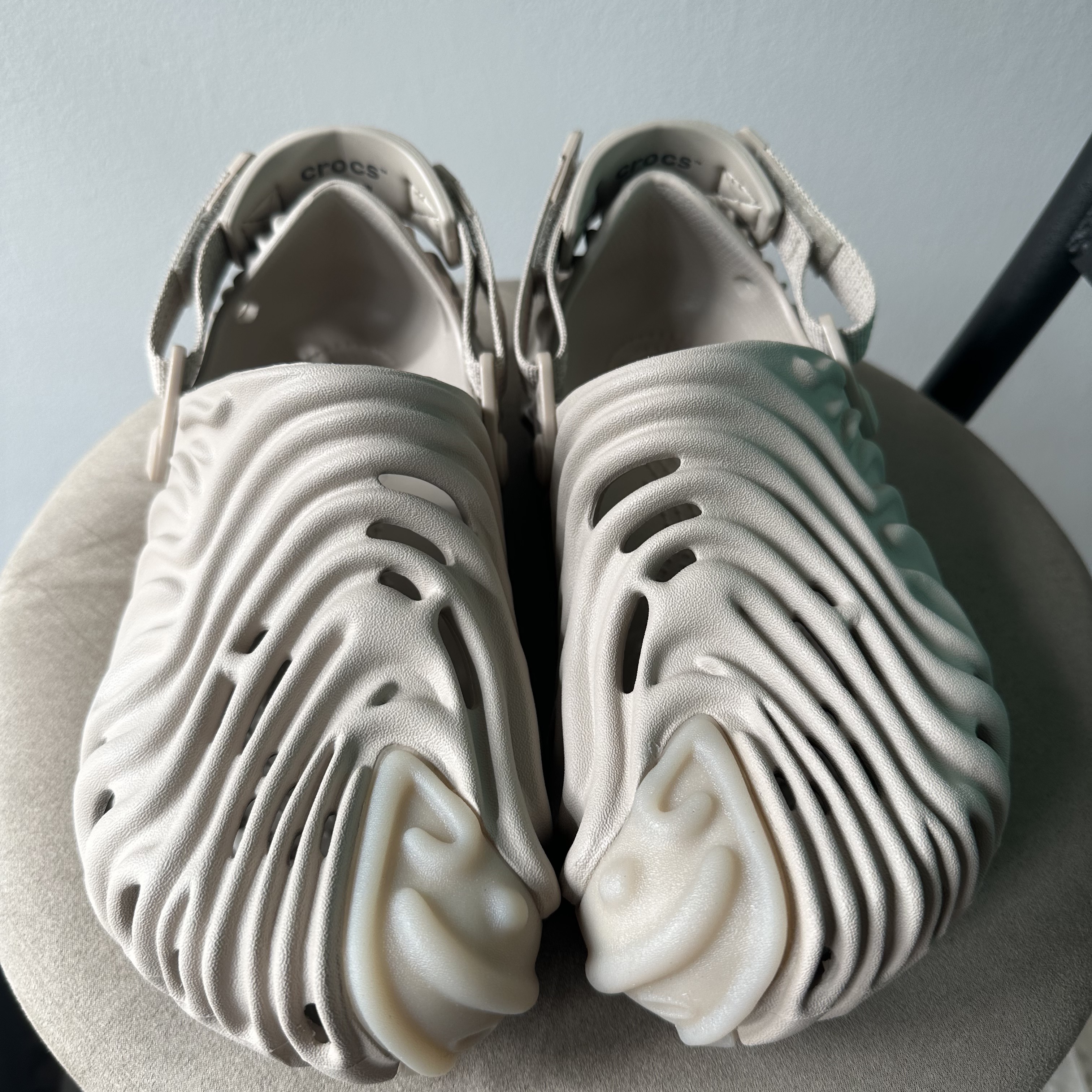 Crocs x Salehe Bembury Pollex Clog Horchata 착용 스타일