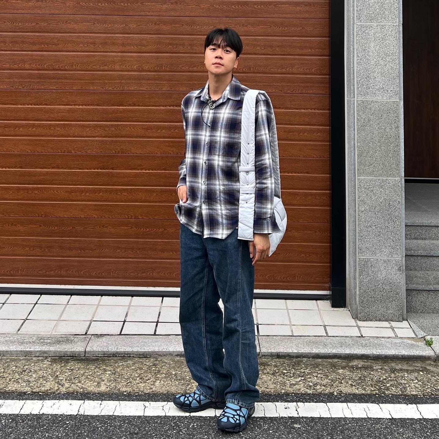 Nike Air Kukini Worn Blue Obsidian, Bottega Veneta Padded Tech Cassette White Parakeet 착용 스타일 - 1